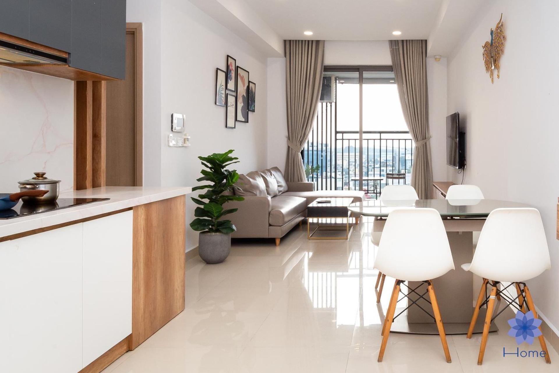 Apartment with Pool View