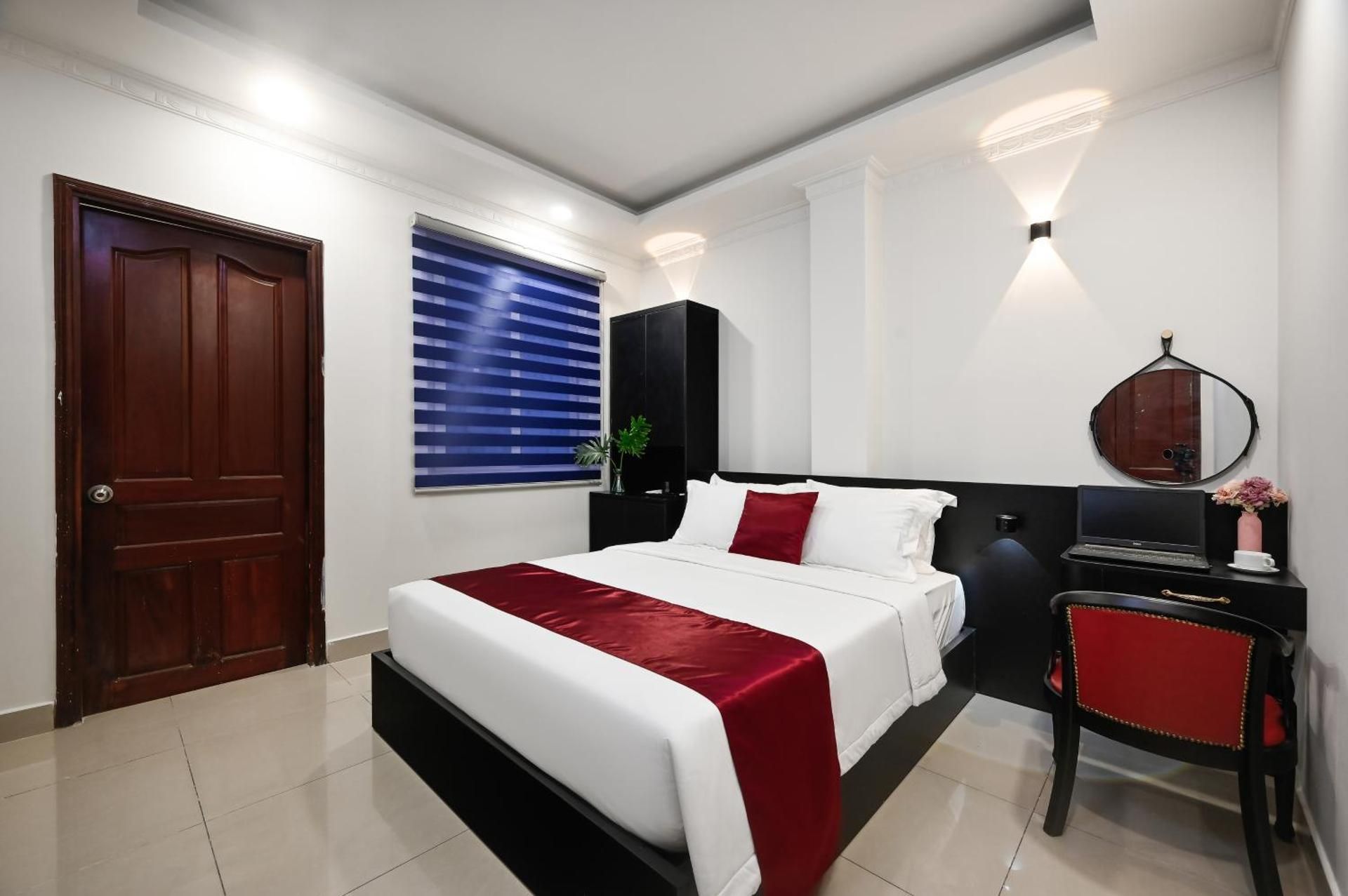 Deluxe - 1 Queen Bed