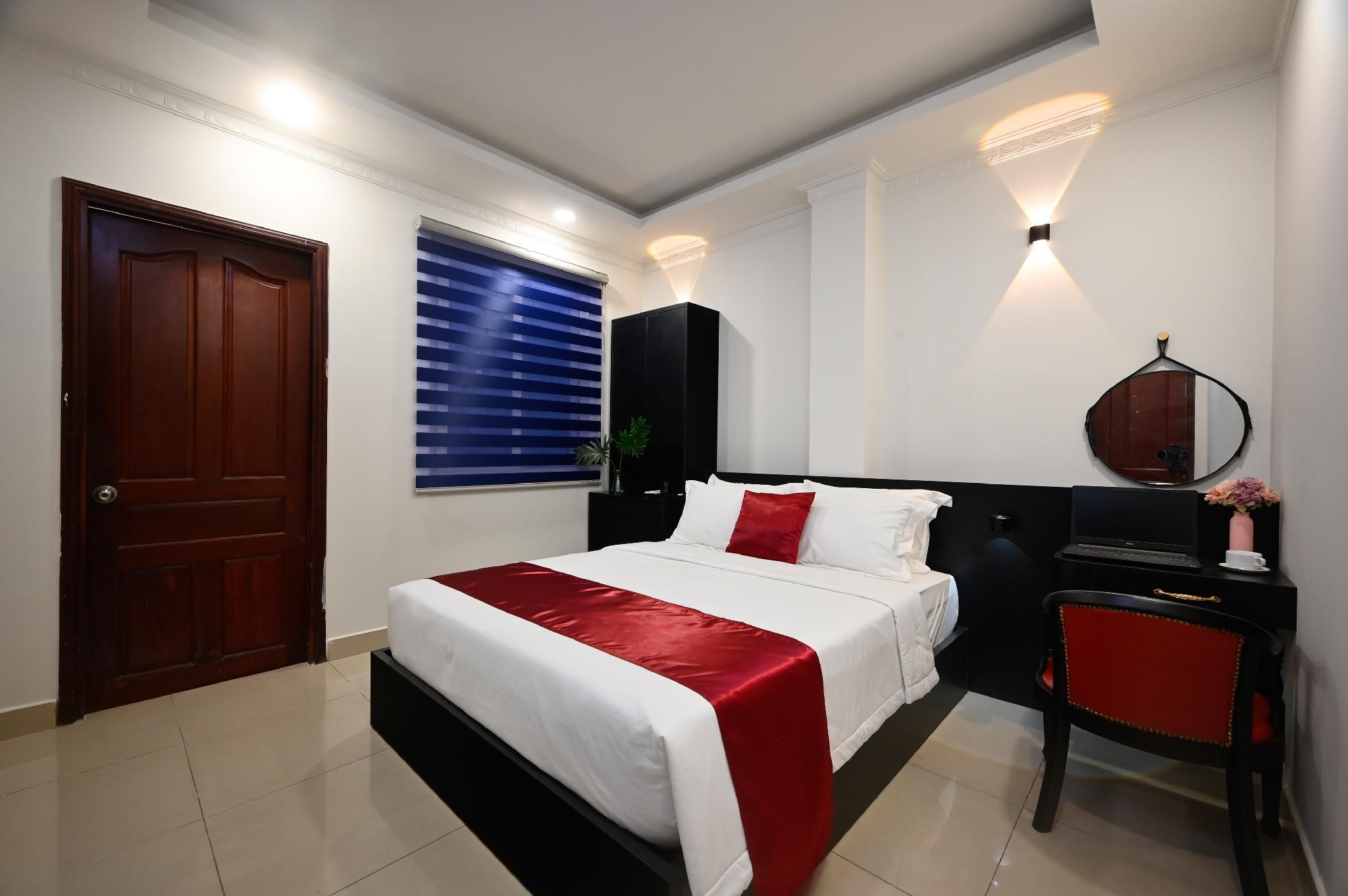Deluxe - 1 King Bed