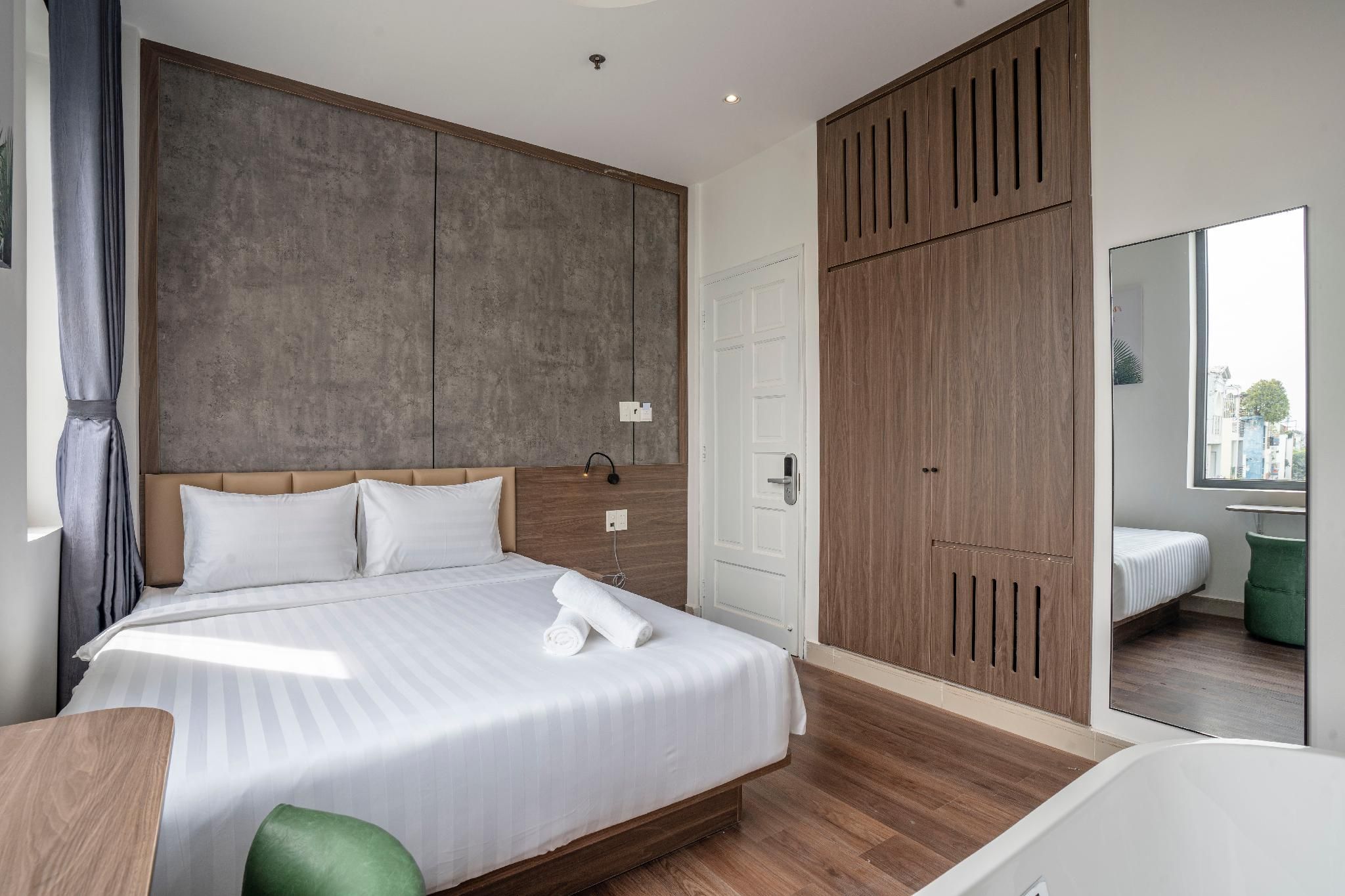 Suite with Bathtub