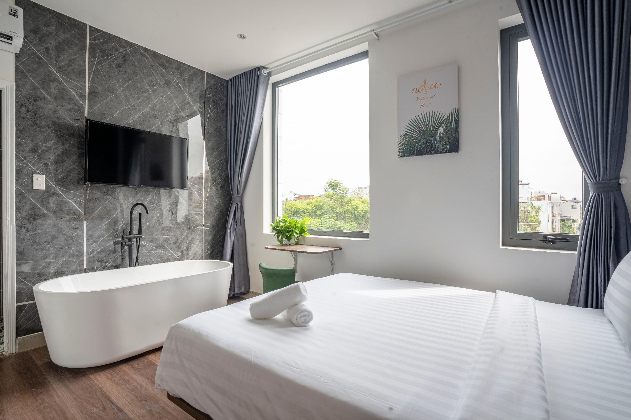 Suite with Bathtub