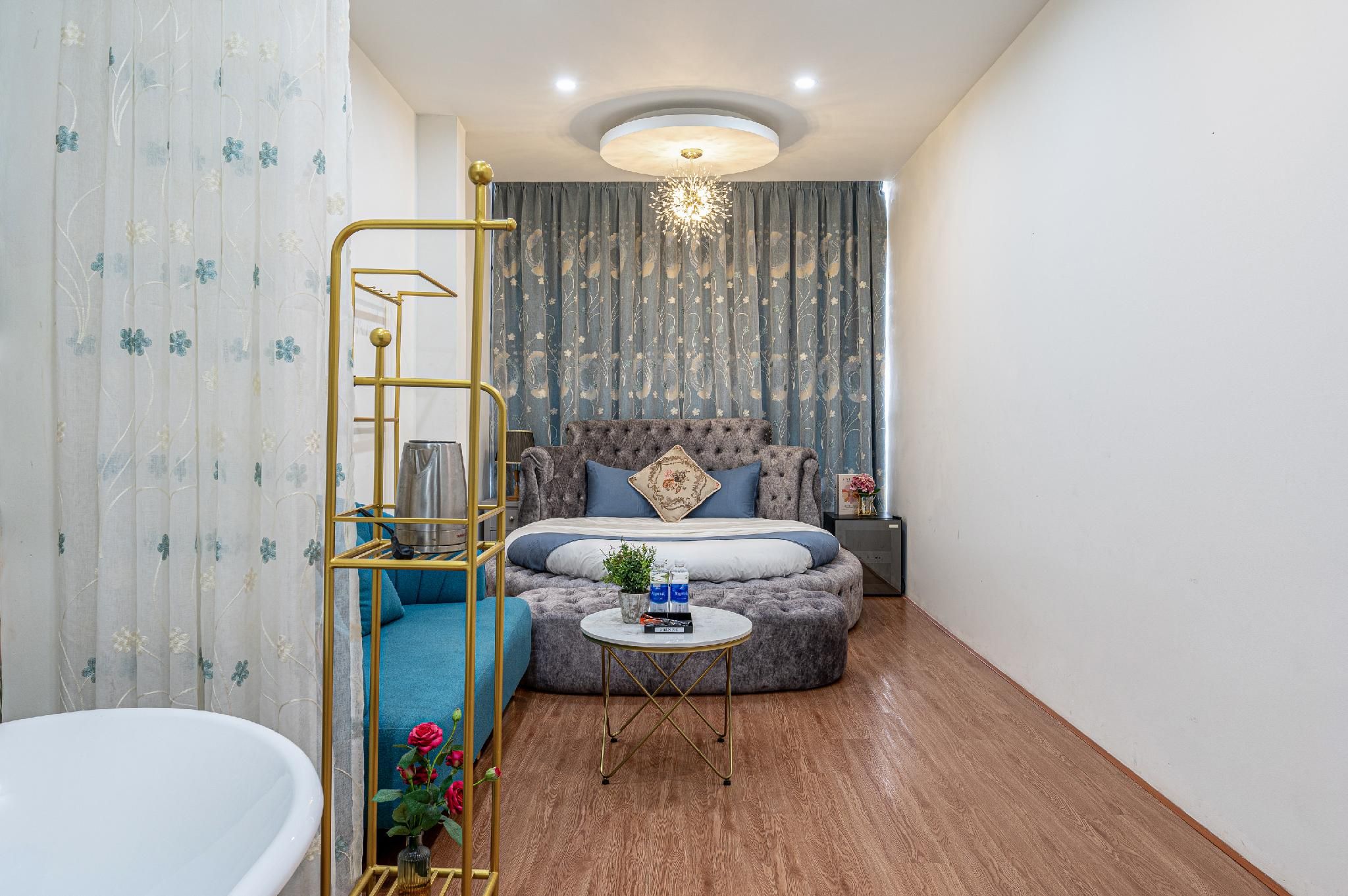 Deluxe - 1 King Bed Corner Room with Bath View