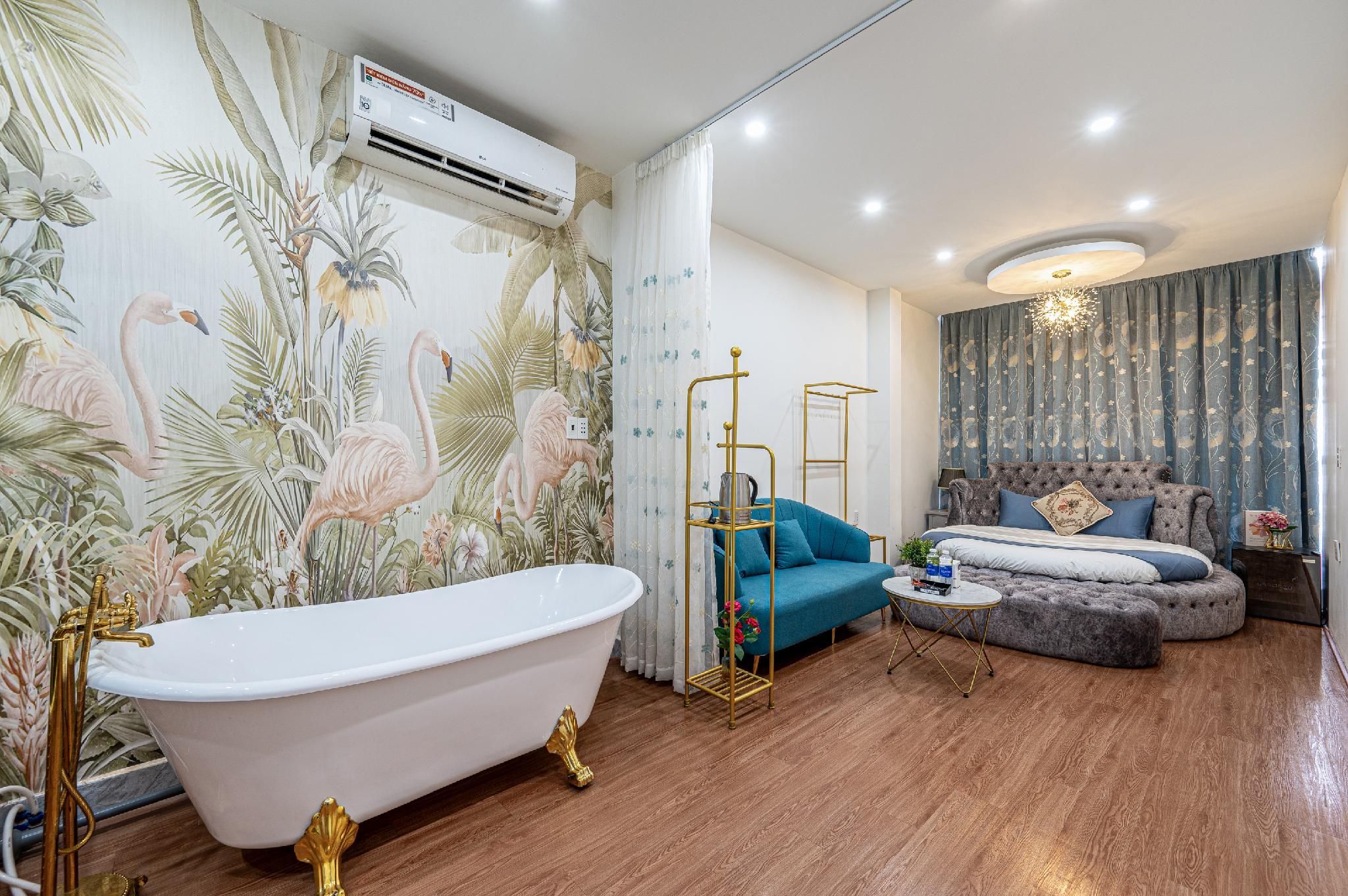Deluxe - 1 King Bed Corner Room with Bath View