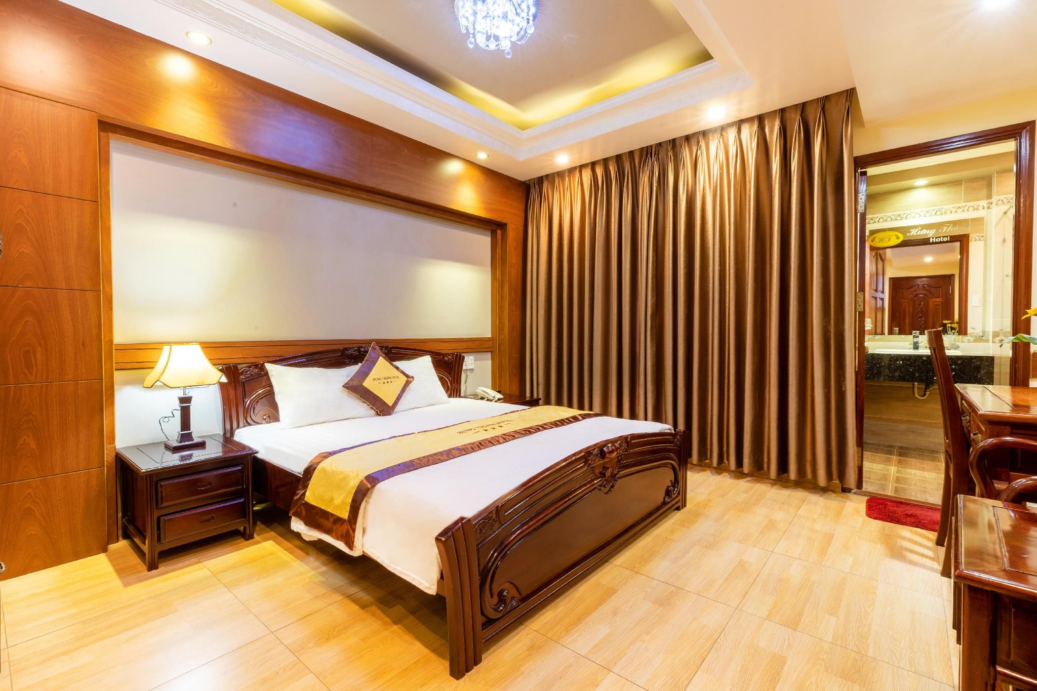 Queen Room with Window