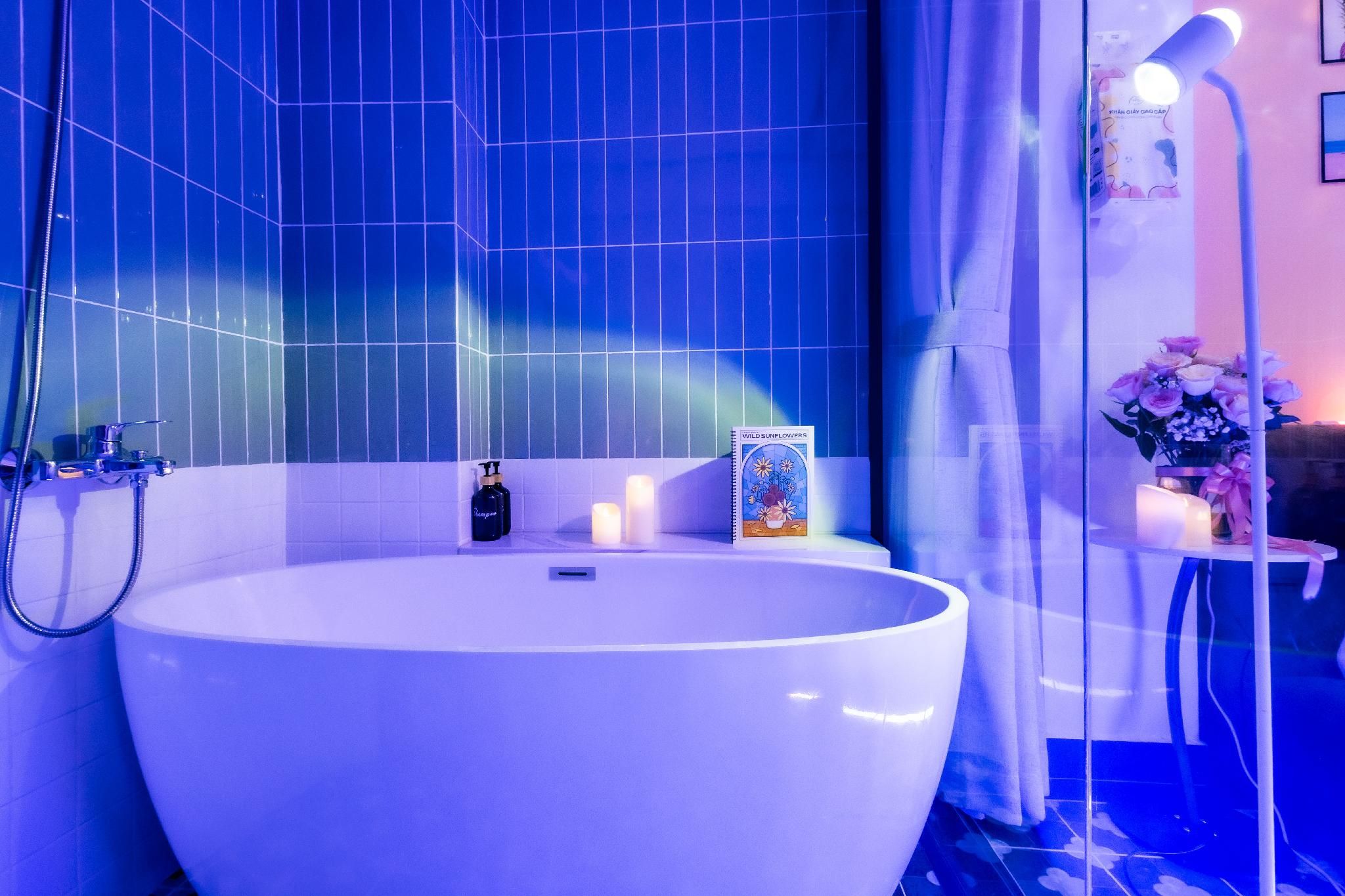 Cosy Hotel Deluxe Room with Bathtub 2