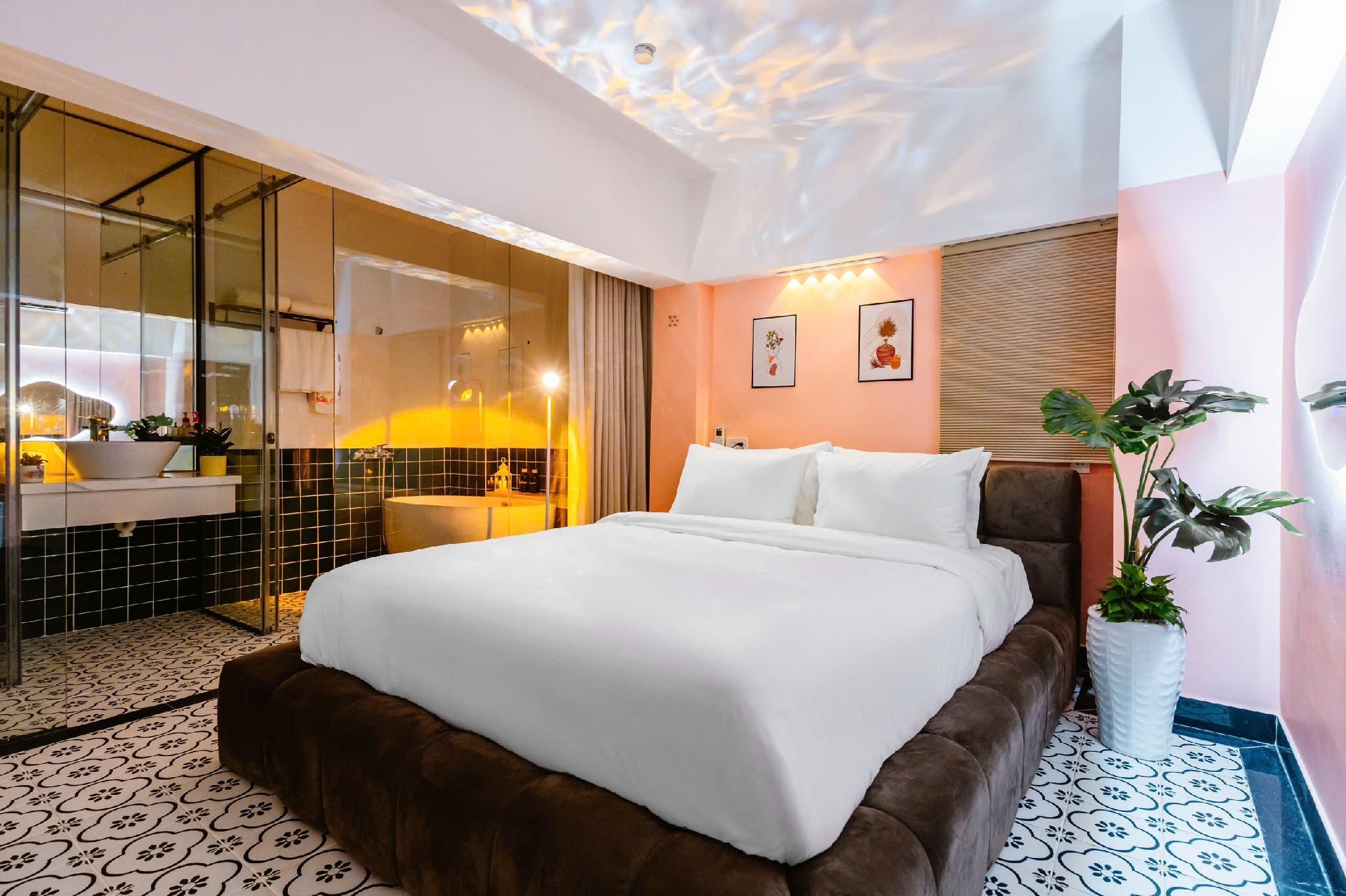 Cosy Hotel Deluxe Room with Bathtub