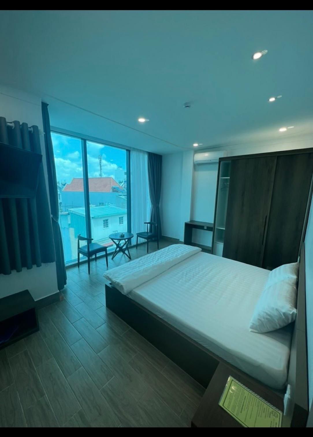 Grand Room with King Snooze Bed