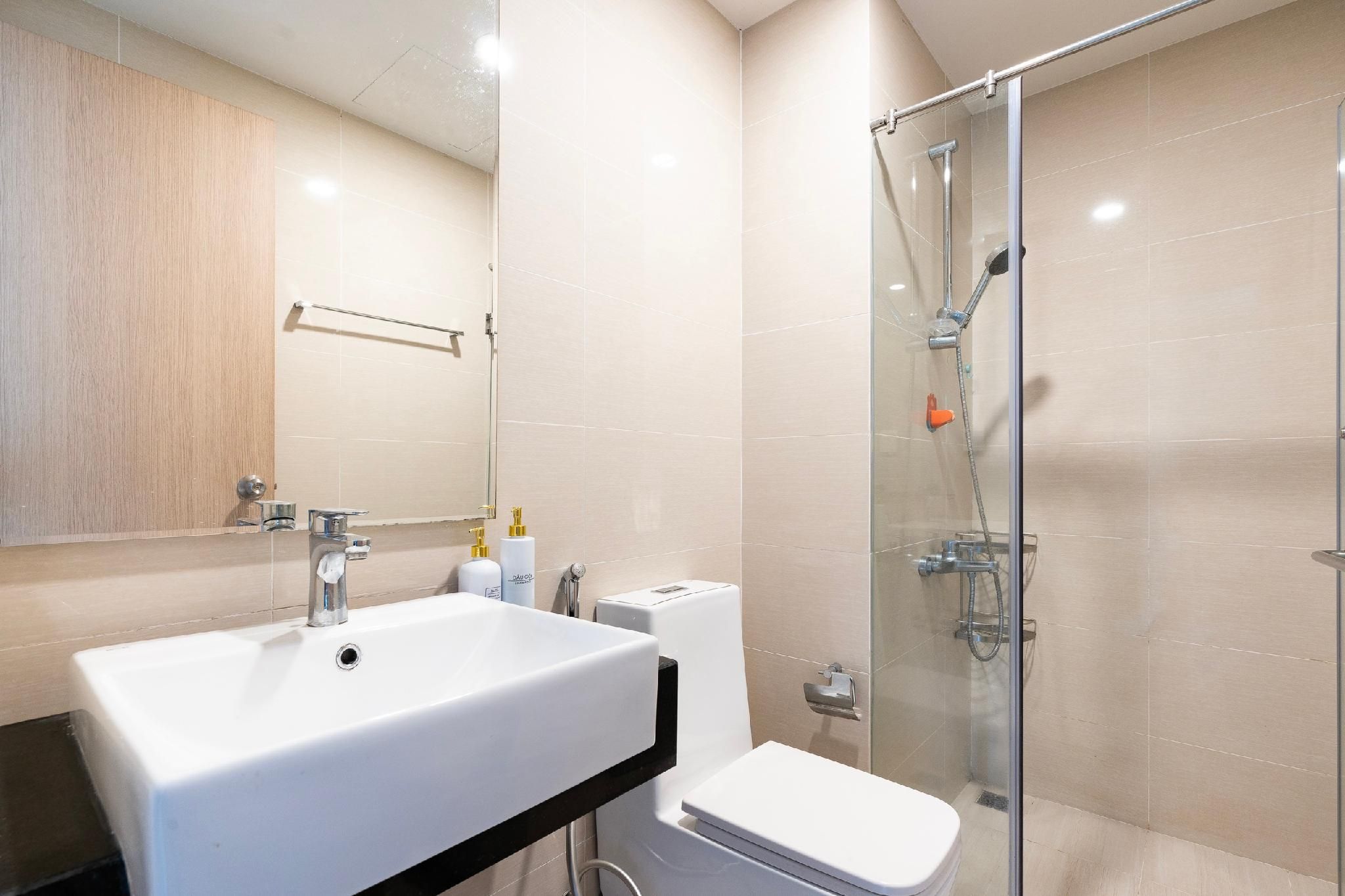 Gin House - Golden Mansion Apartments Phu Nhuan 2 Bedroom Apartment, Balcony 2