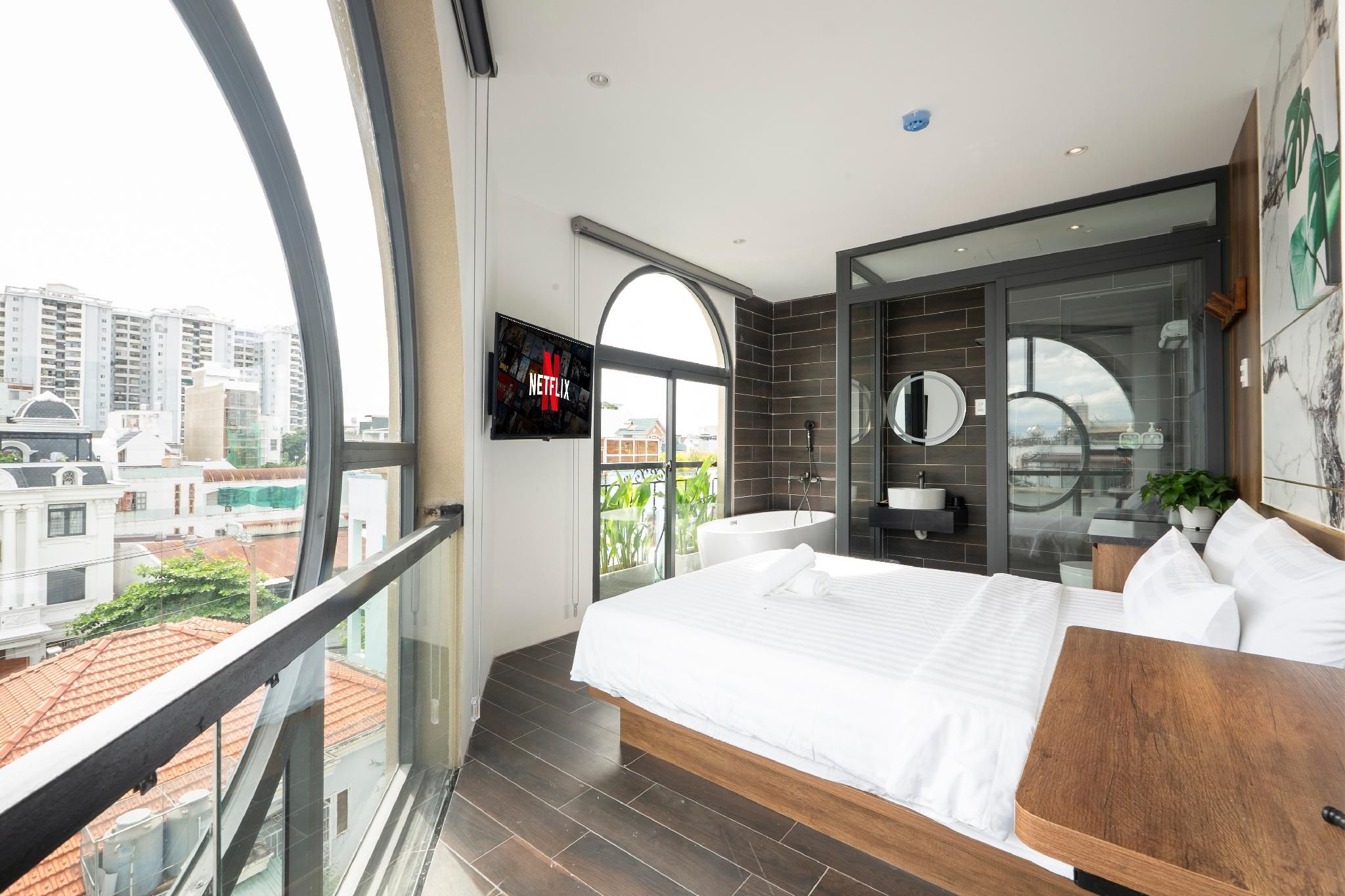 Suite with Bathtub