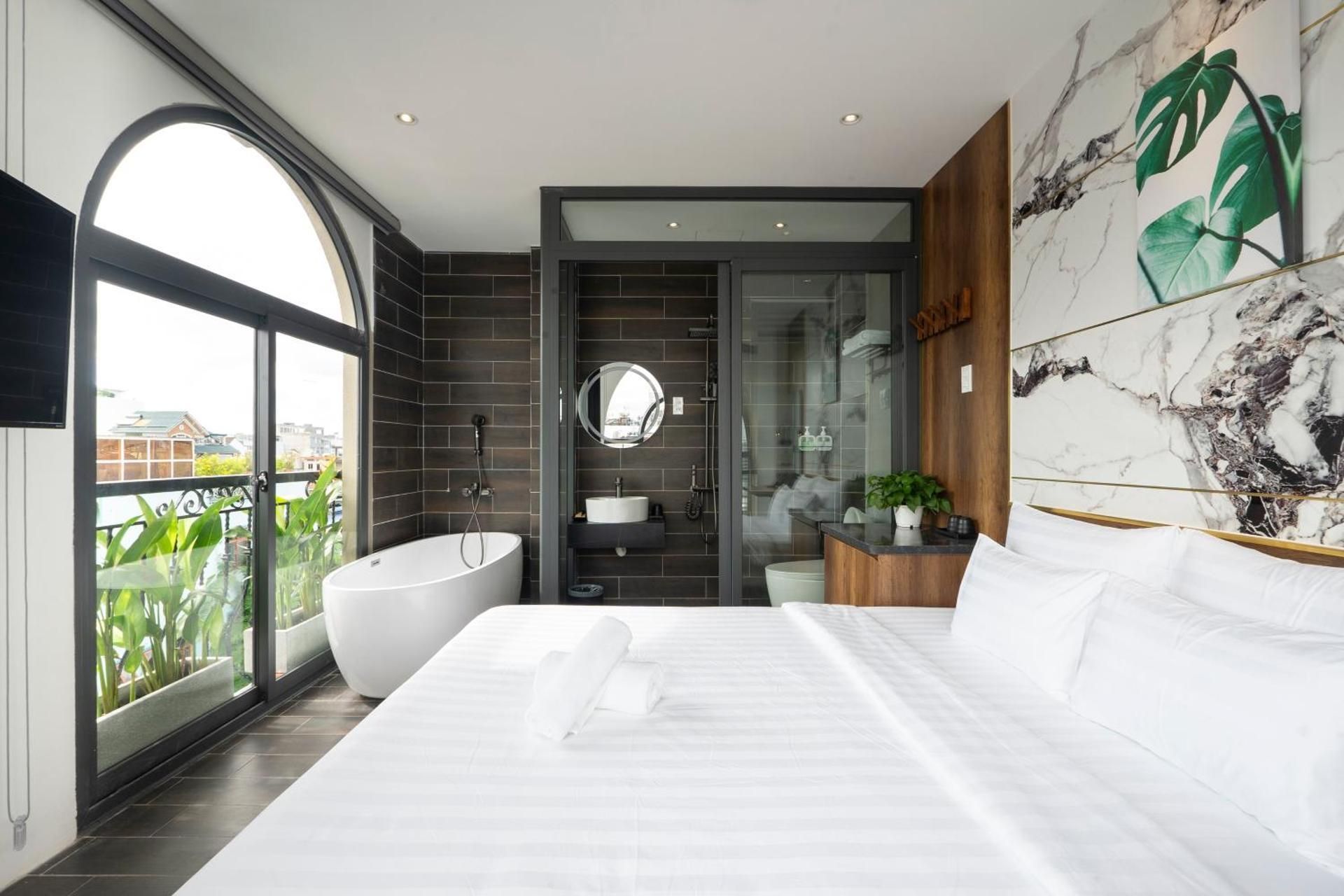 Suite with Bathtub