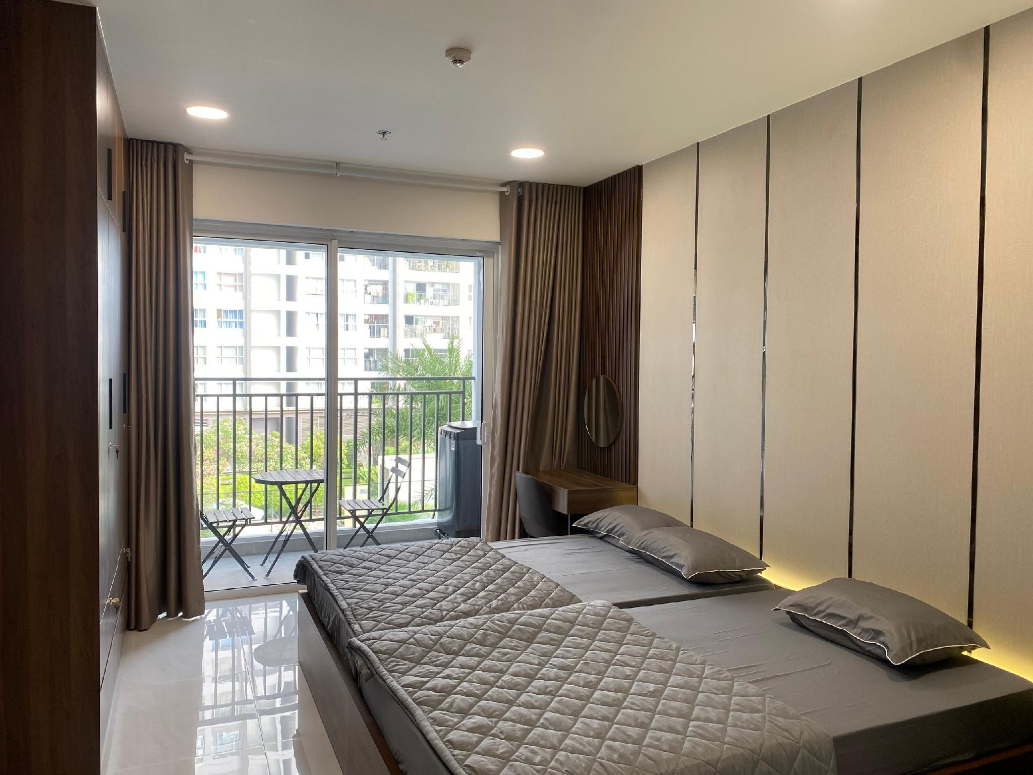 Pool View Studio with Balcony