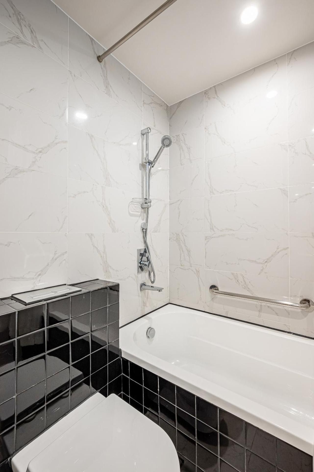 One-Bedroom Deluxe Apartment