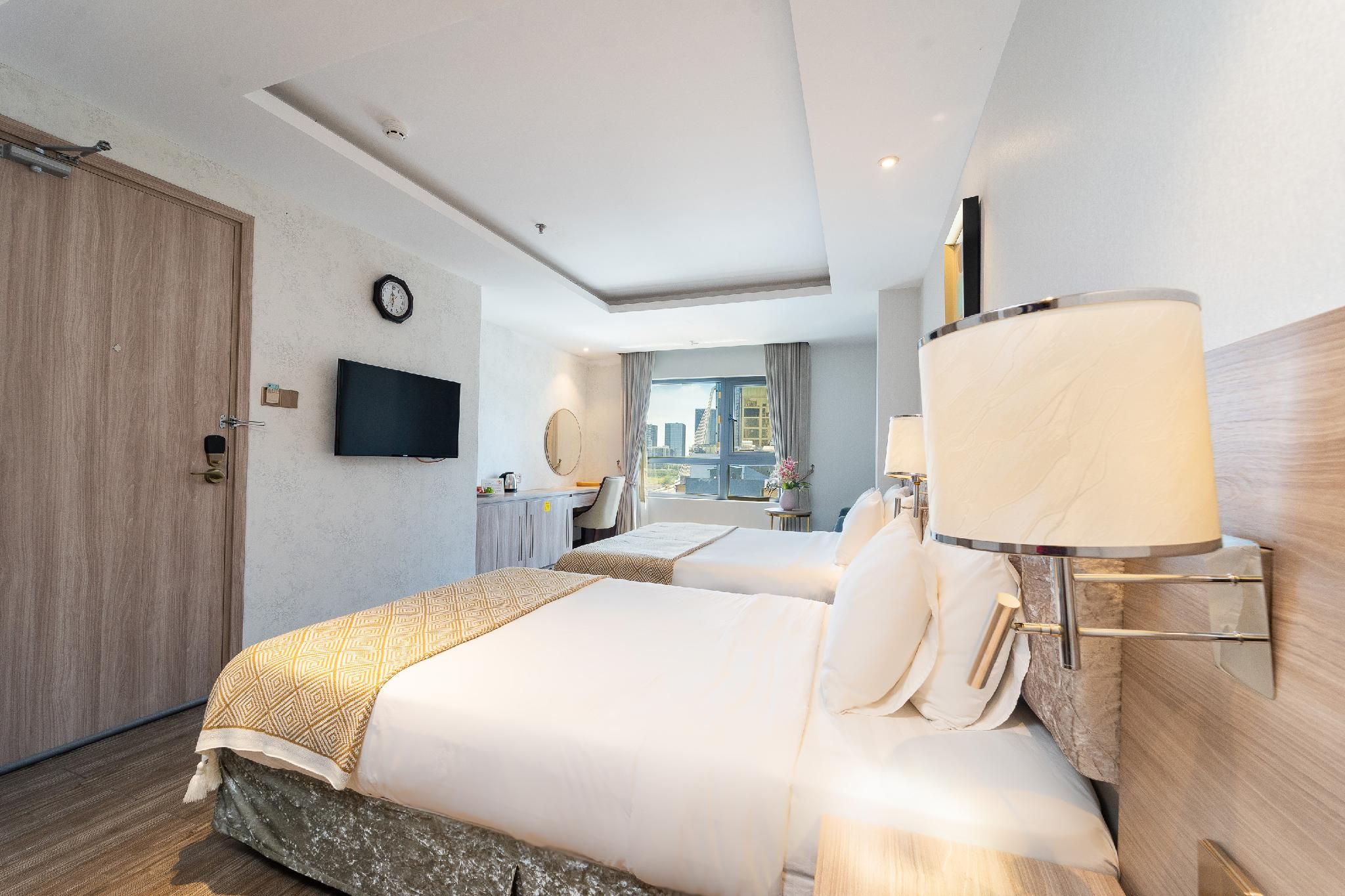 Premier Triple Room with Bathtub and City View
