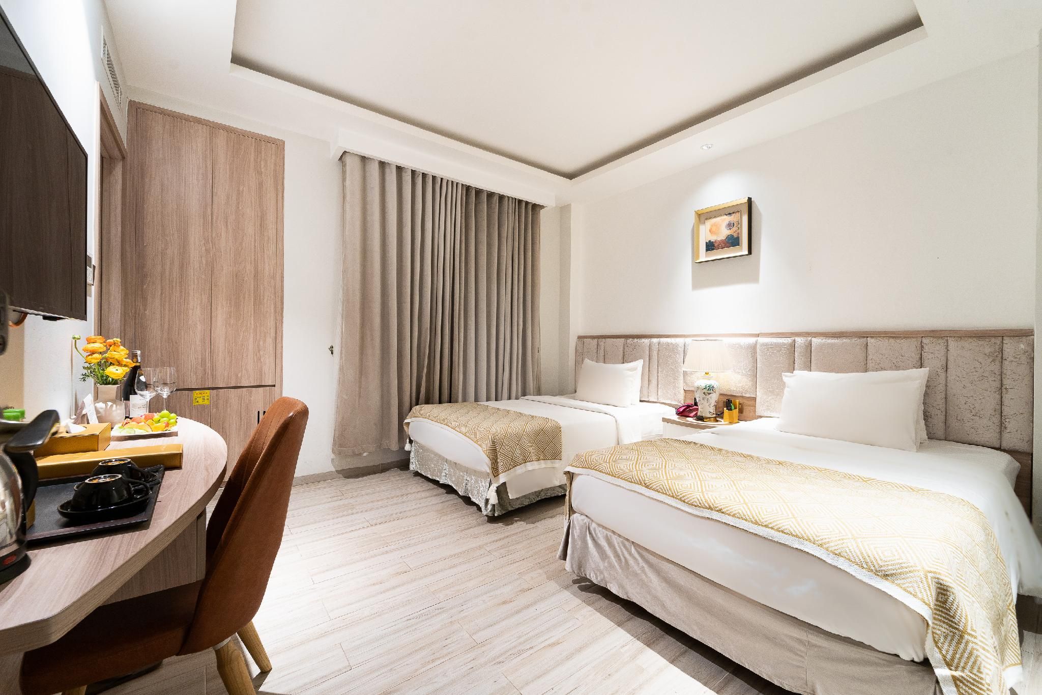 Deluxe Twin Room with Bathtub - Internal View