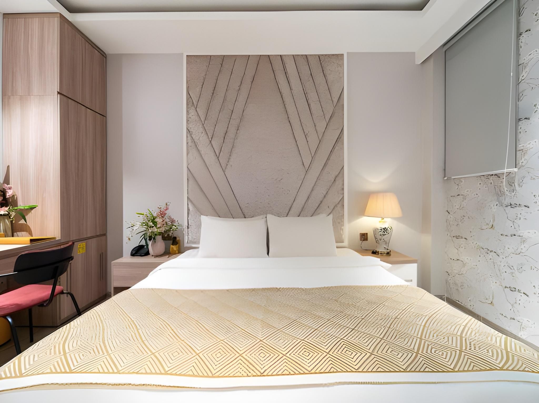 Superior Room with Bathtub - No Window