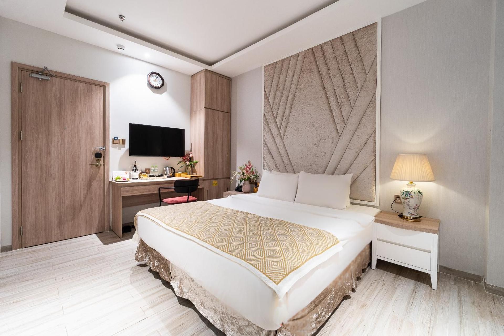 Superior Room with Bathtub - No Window
