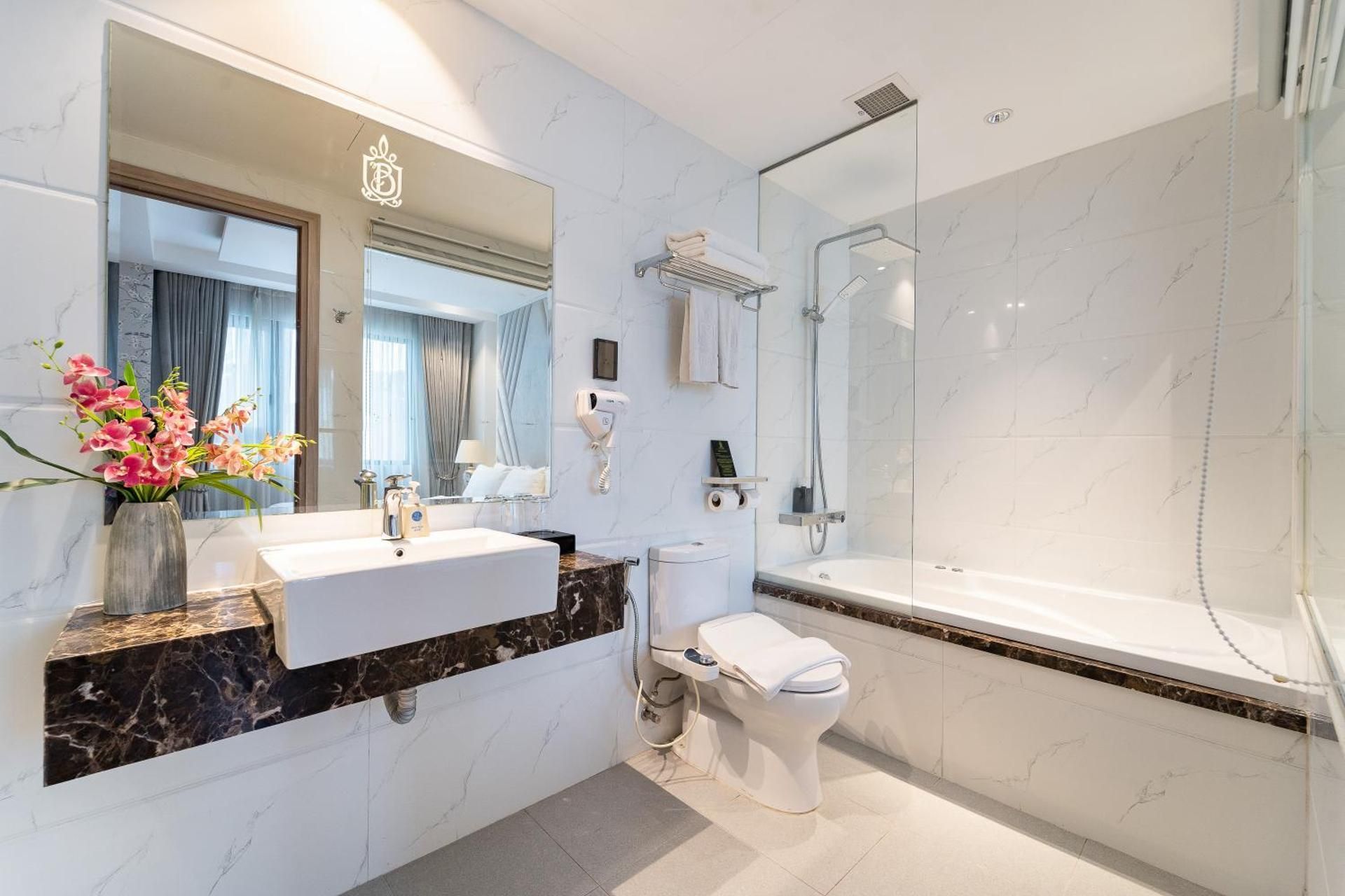 Family Room with Bathtub and City View