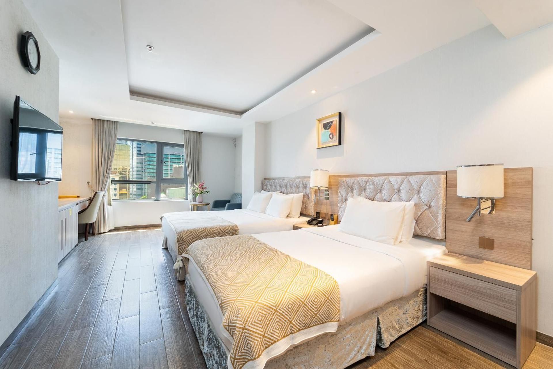 Premier Triple Room with Bathtub and City View