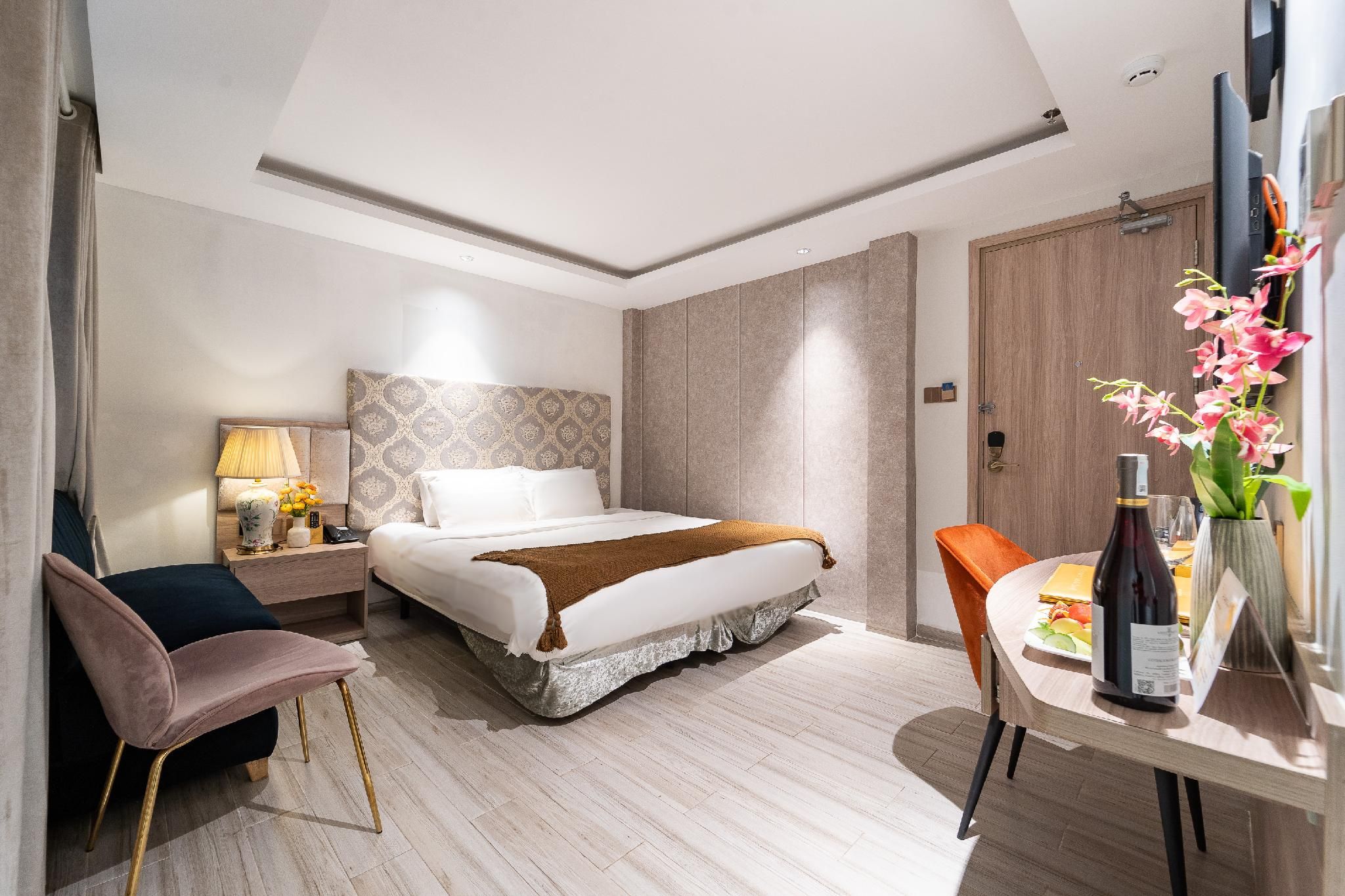 Deluxe Double Room with Bathtub - Internal View
