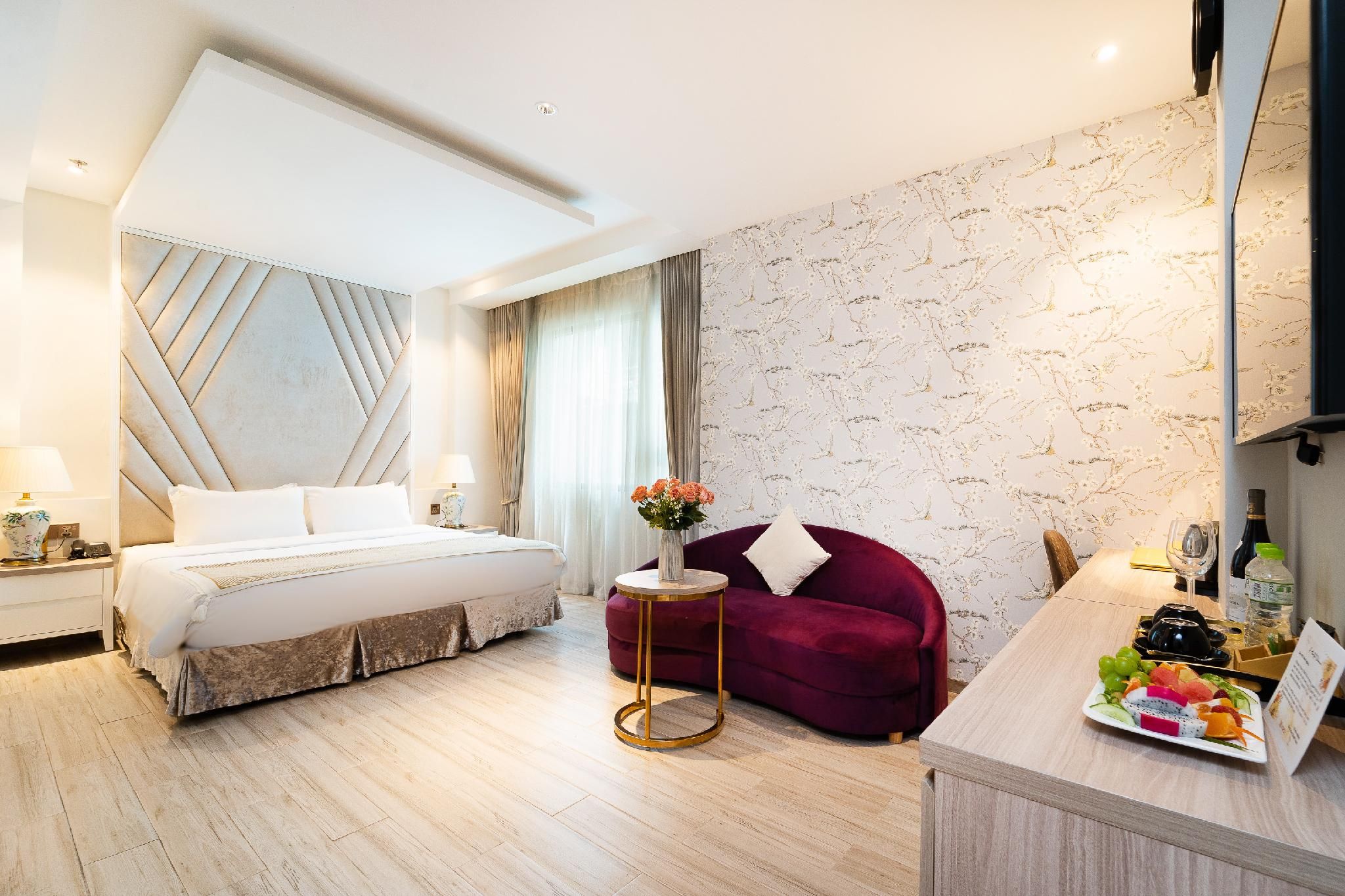 Suite with Bathtub and City View