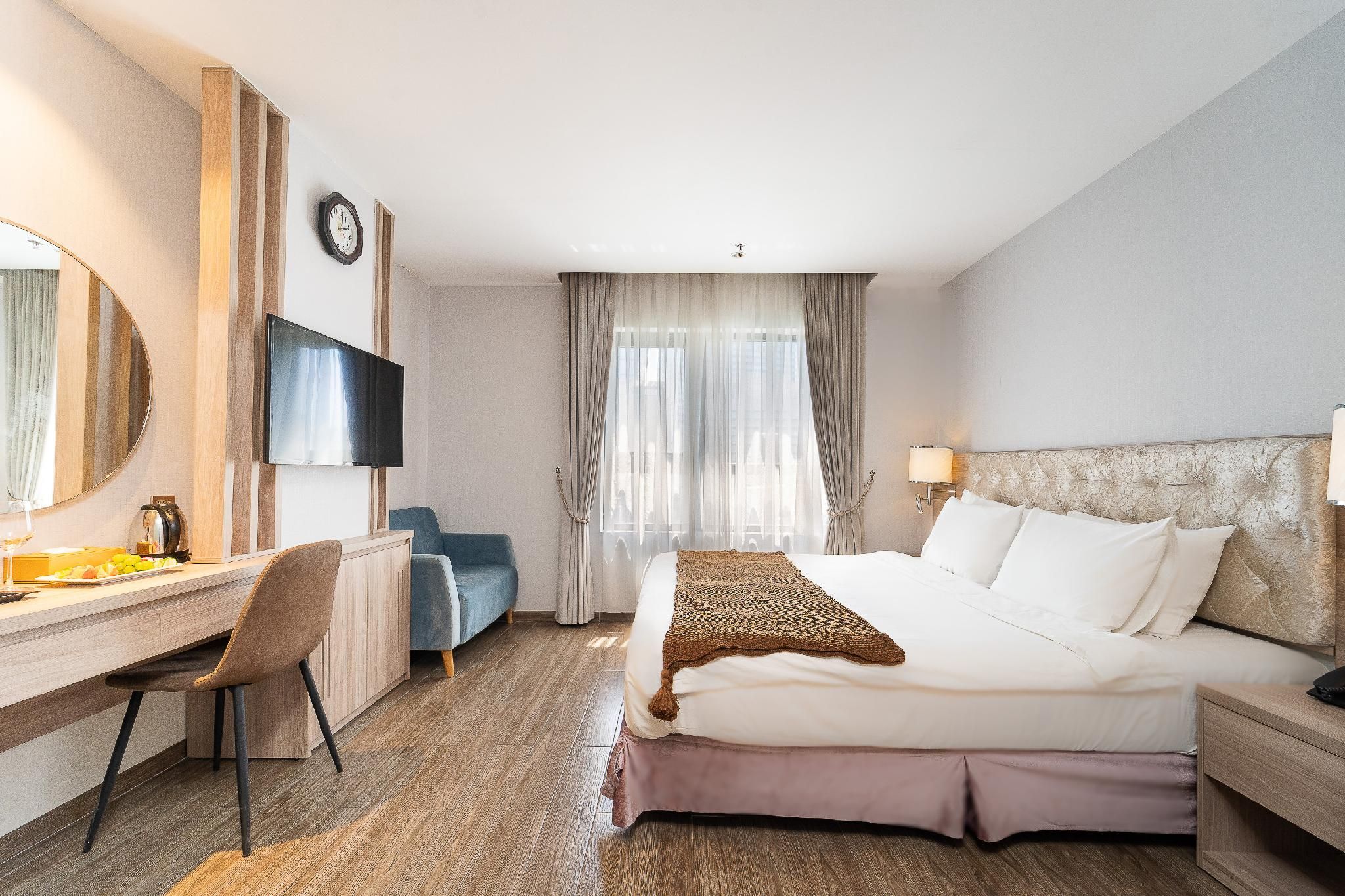 Premier Room with Bathtub and City View