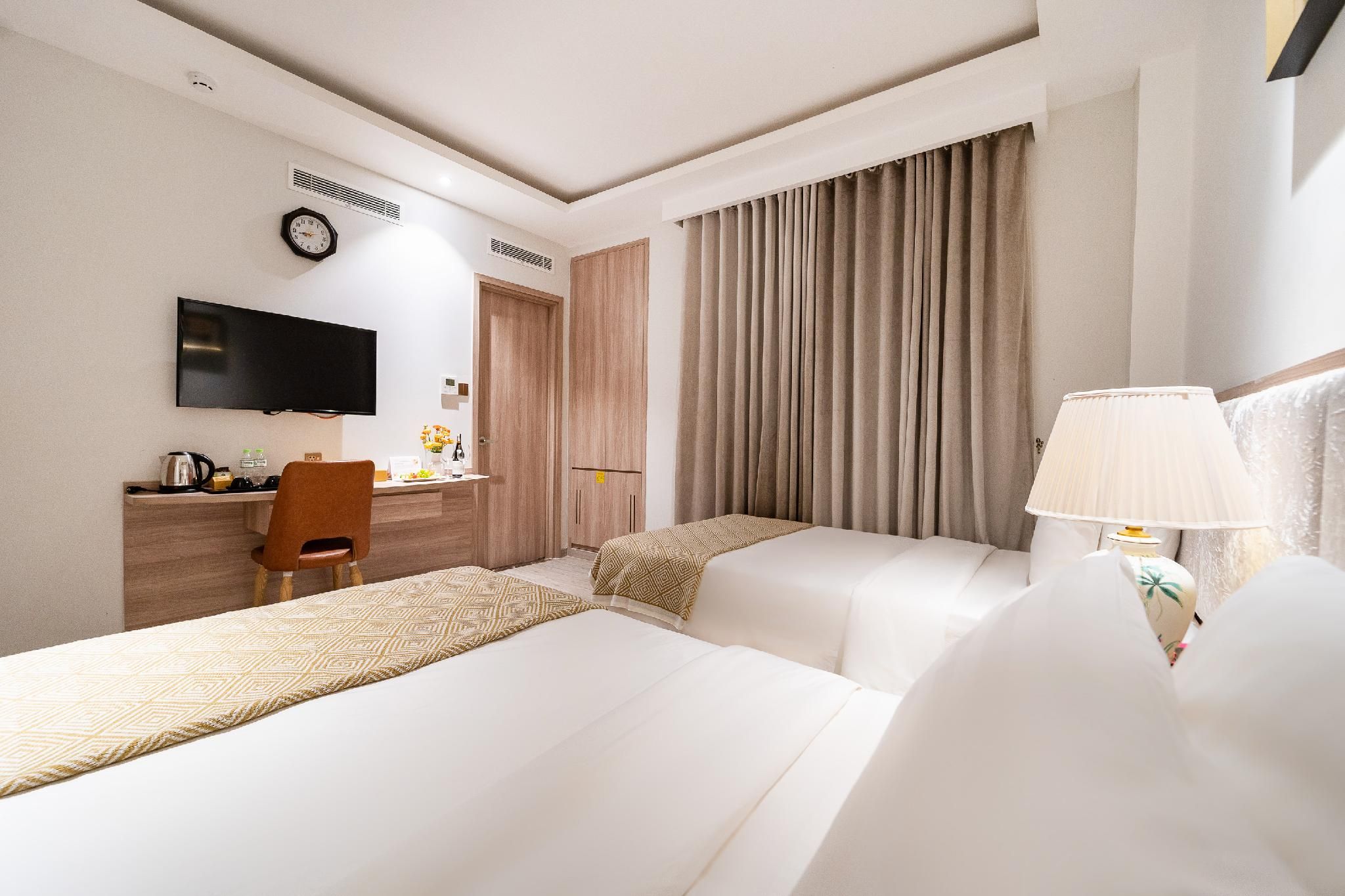 Deluxe Twin Room with Bathtub - Internal View