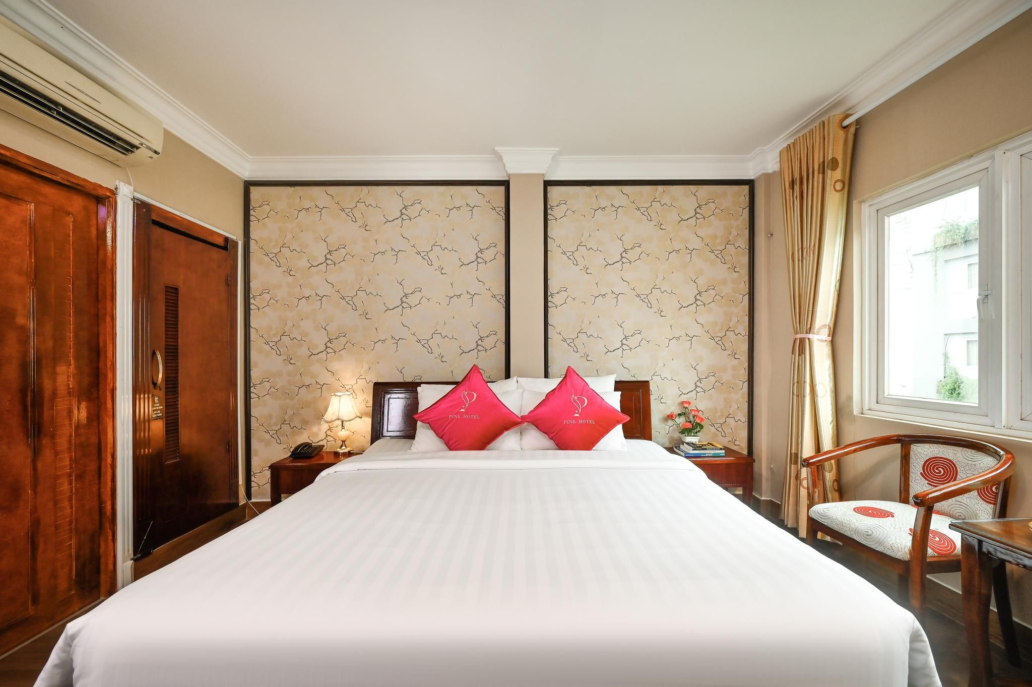 Pink Suite City View with free Minibar