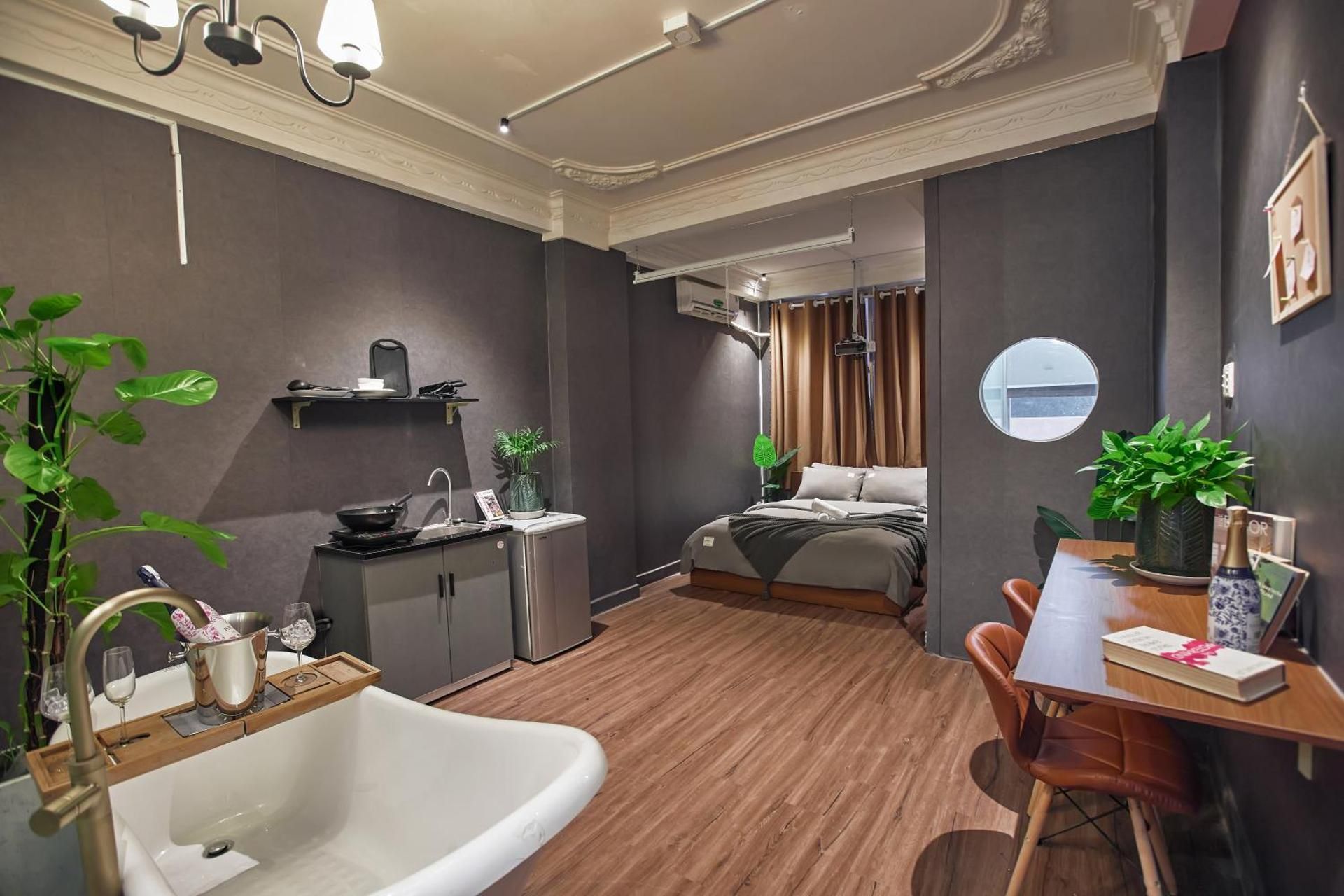 Deluxe Queen Suite