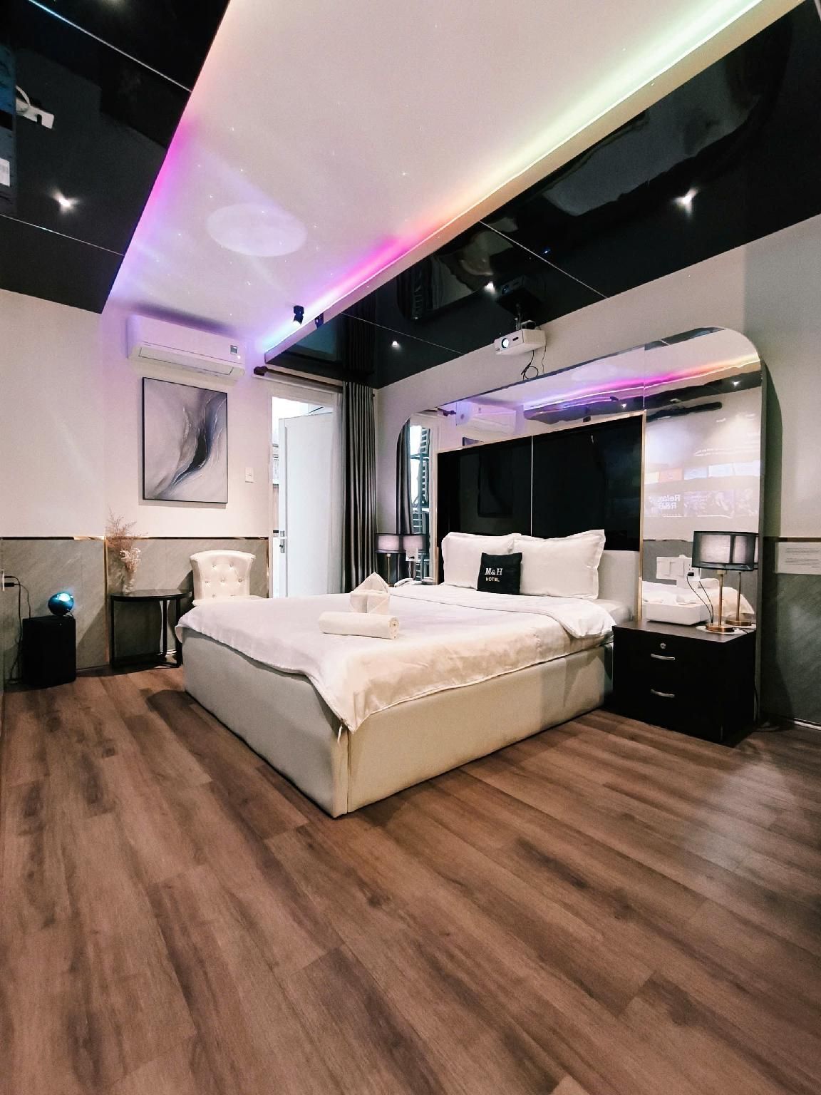 Studio - King Room with Balcony