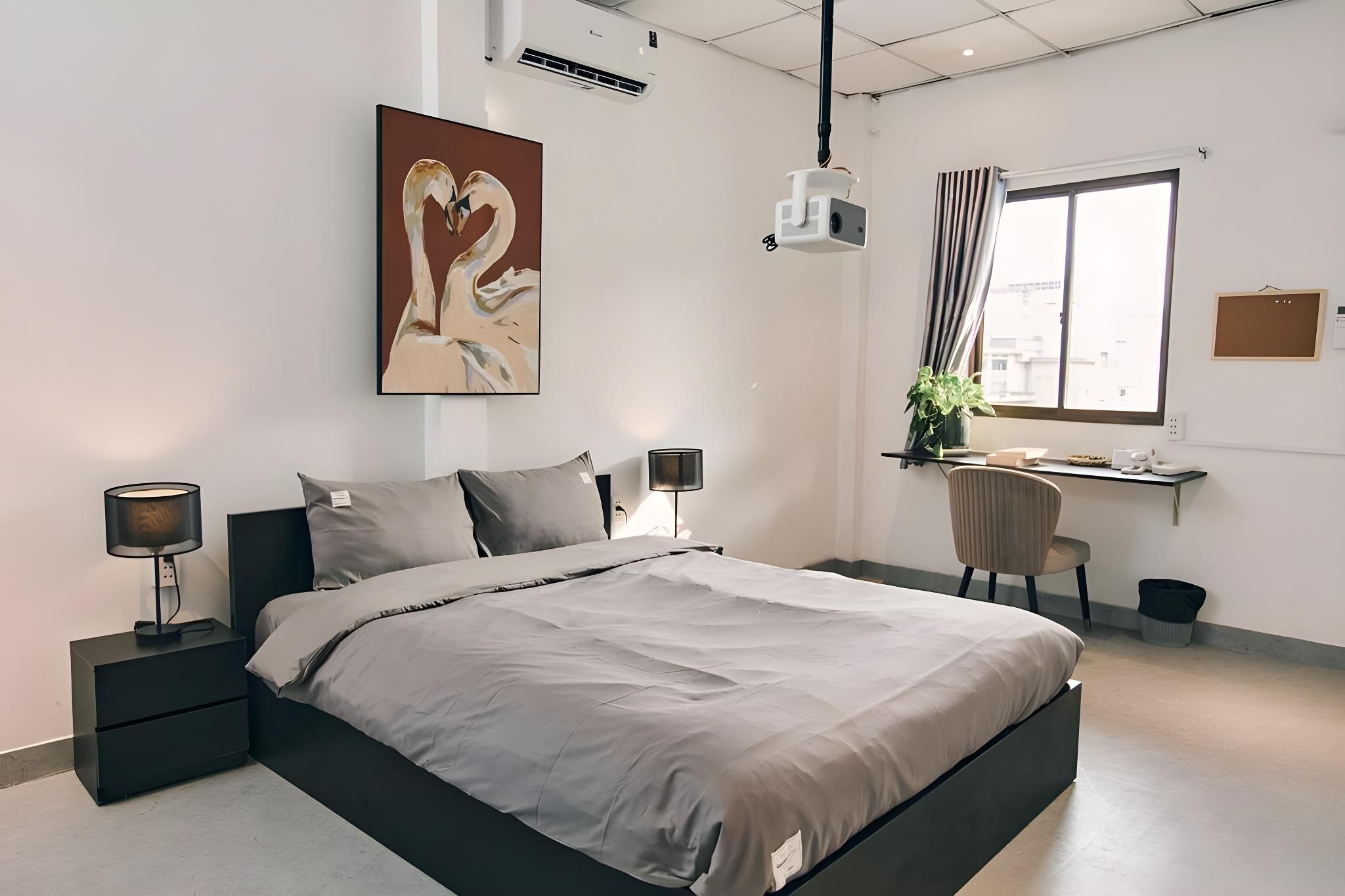 Queen Bedroom with Window