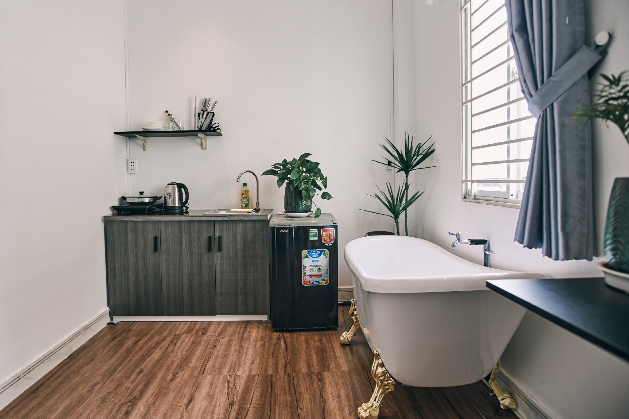 Queen Bedroom with Window