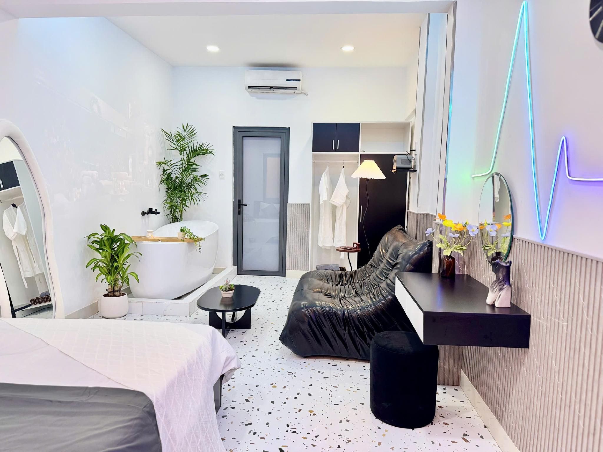 One-Bedroom Apartment with Balcony I