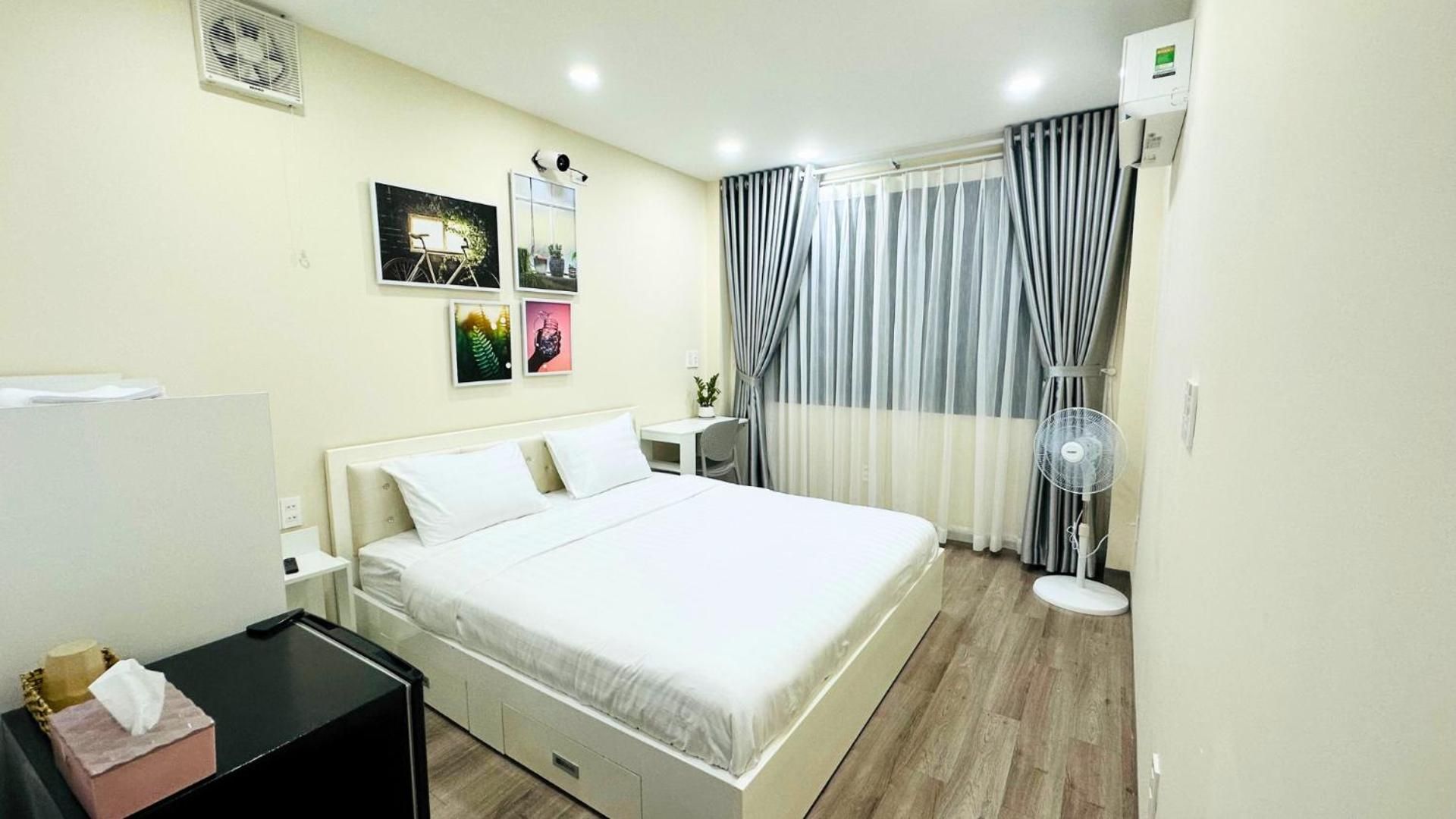Luala Home King Bed Standard City View 2