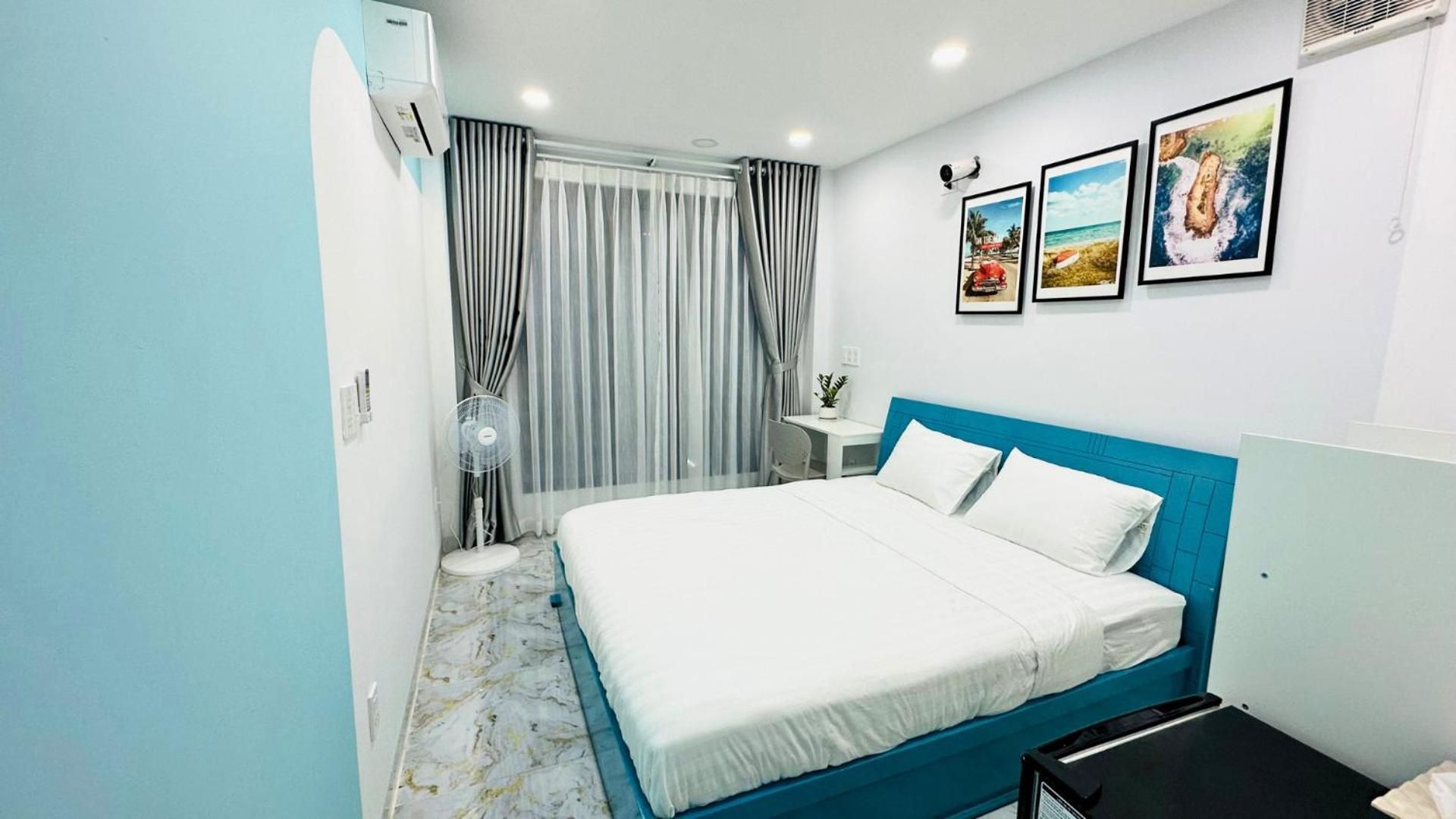 Luala Home King Bedroom with Window