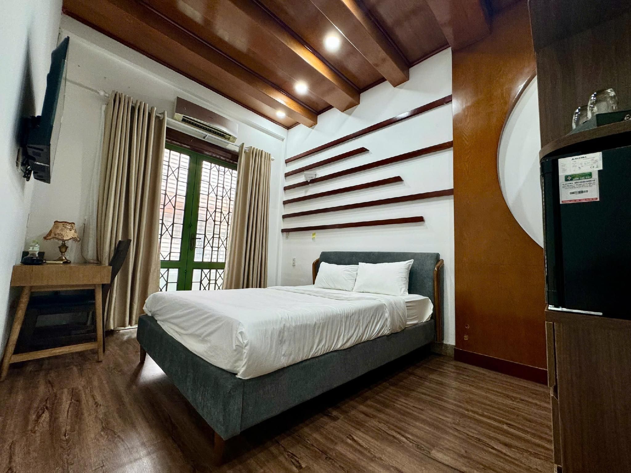 Deluxe - 1 King Bed