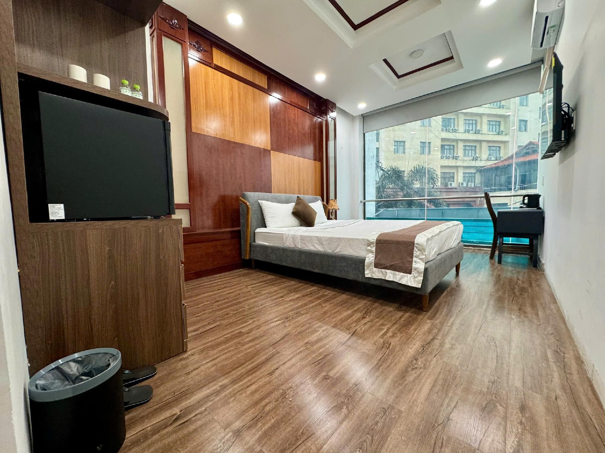 Deluxe - 1 King Bed