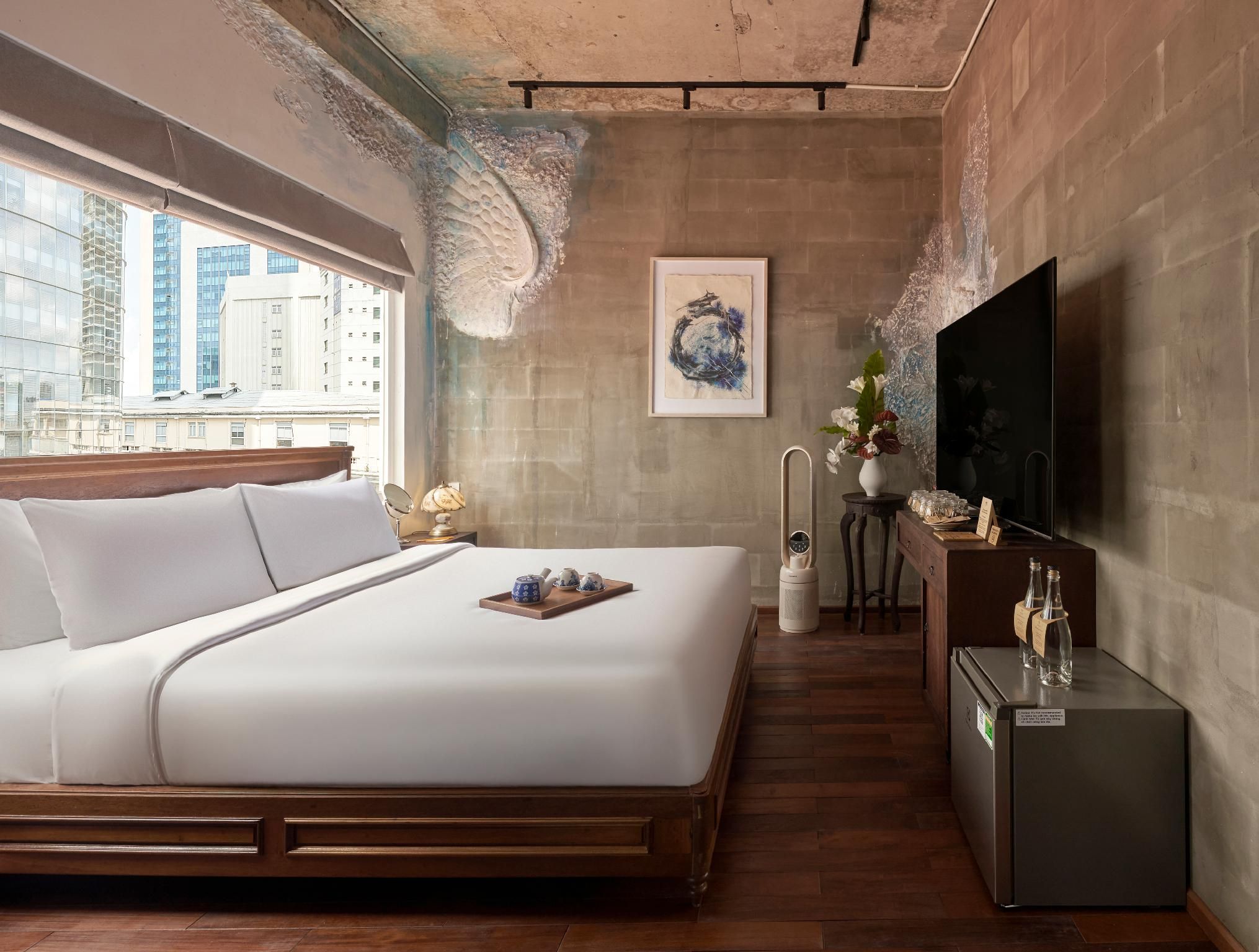 Artist Signature Room, Internal Window
