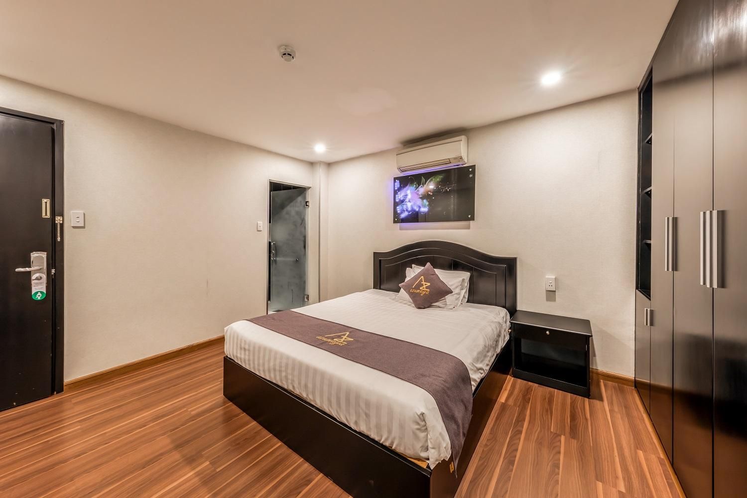 Standard - 1 Queen Bed