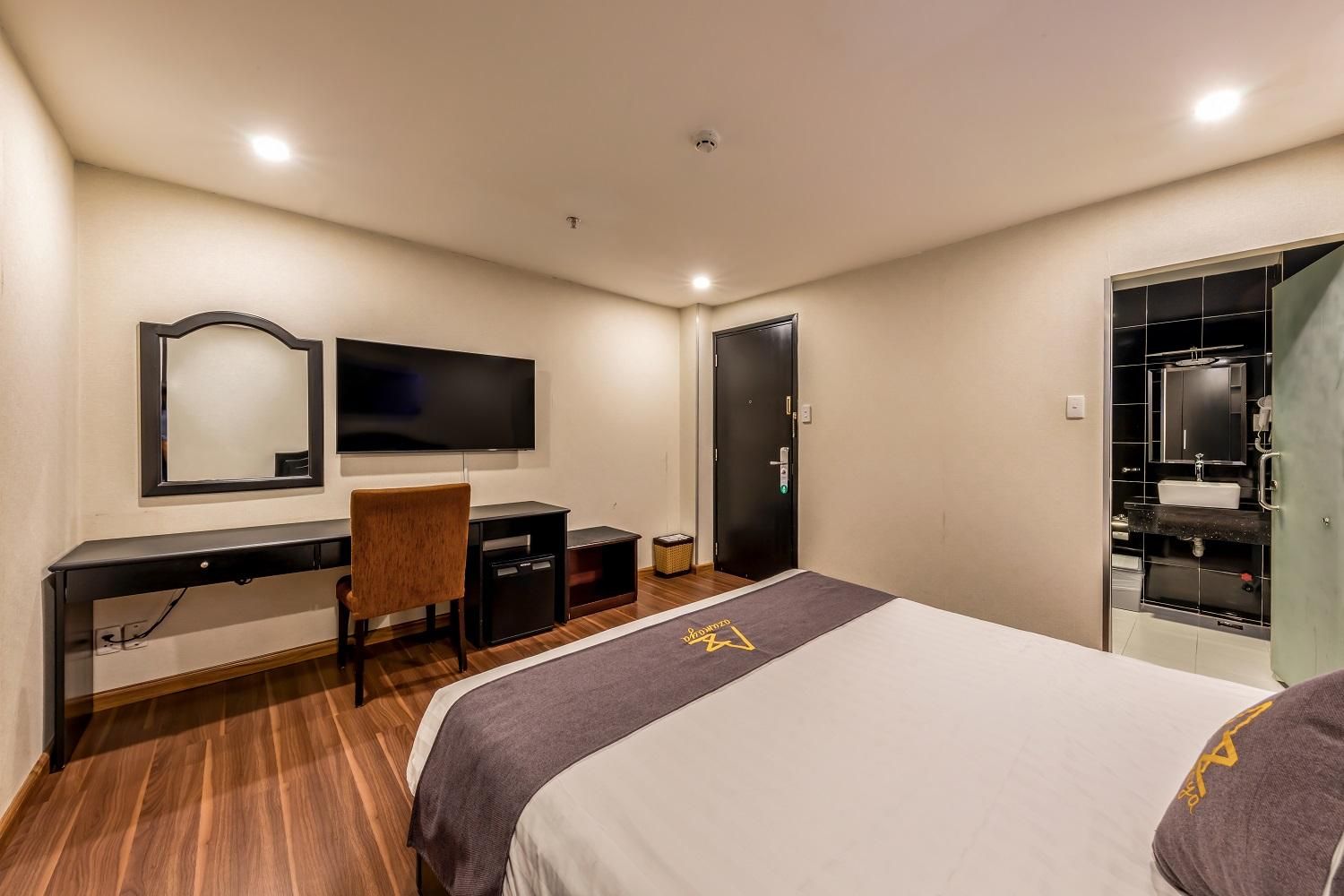 Standard - 1 Queen Bed