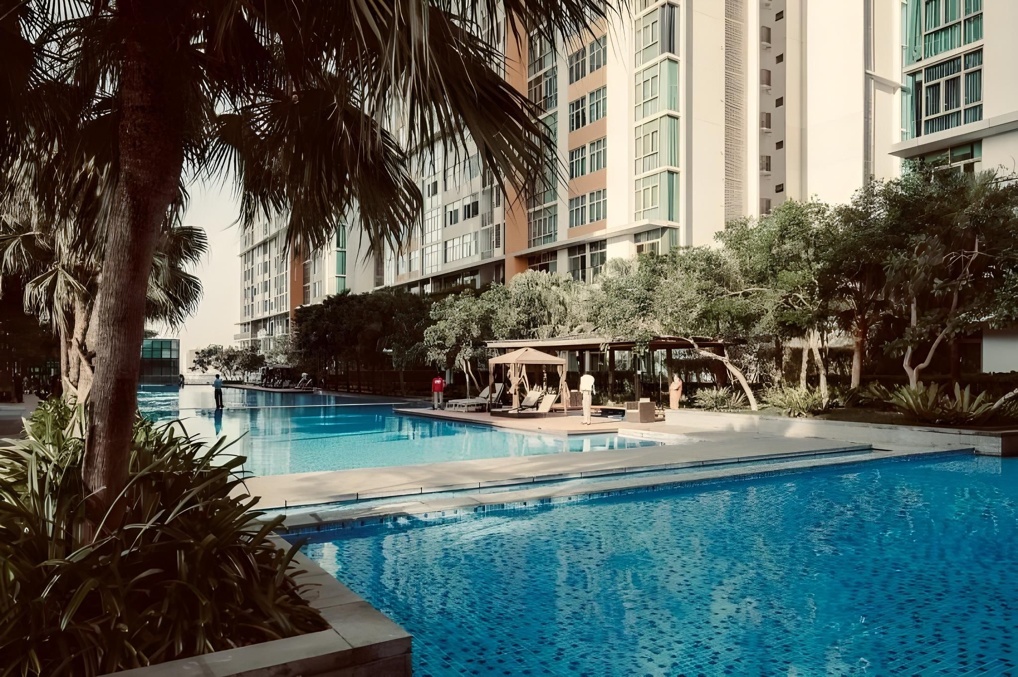 swimming pool [outdoor]