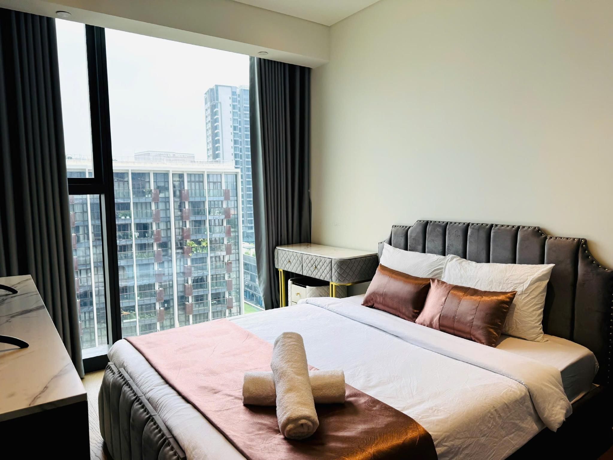 Emily Residence The Opera Luxury Ho Chi Minh City Suite Family Room Free Access to The Hotel Infinity Pool