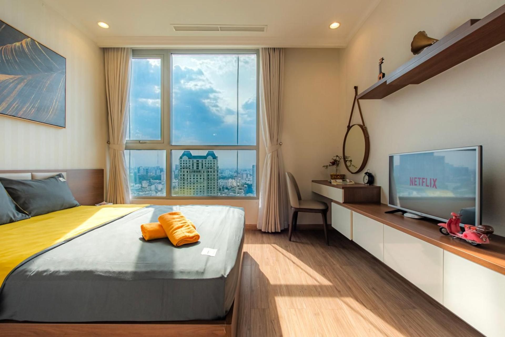 Raddison Luxury Apart-Landmark 81 Area &Great Park Two-Bedroom Apartment