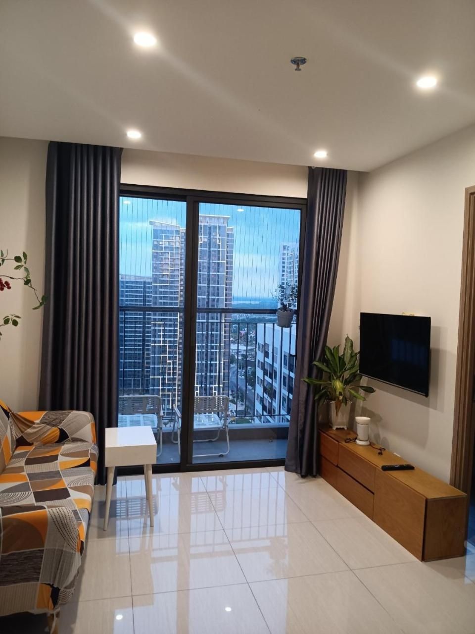 I Love Vinhome Grand Park HCM Family Room with Balcony 2