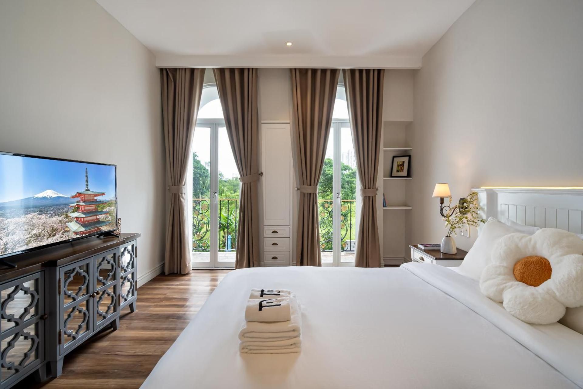 Deluxe One-Bedroom Apartment with City View