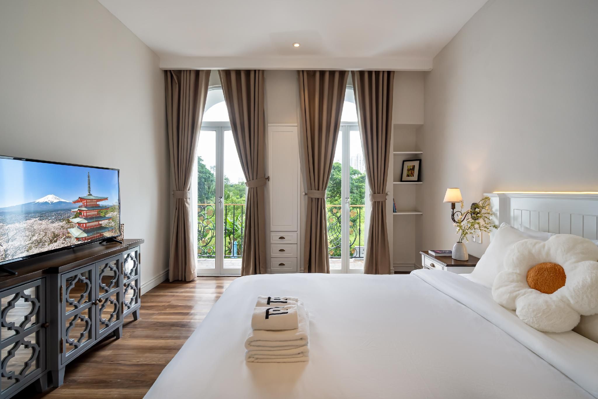 Deluxe One Bedroom Apartment with Balcony