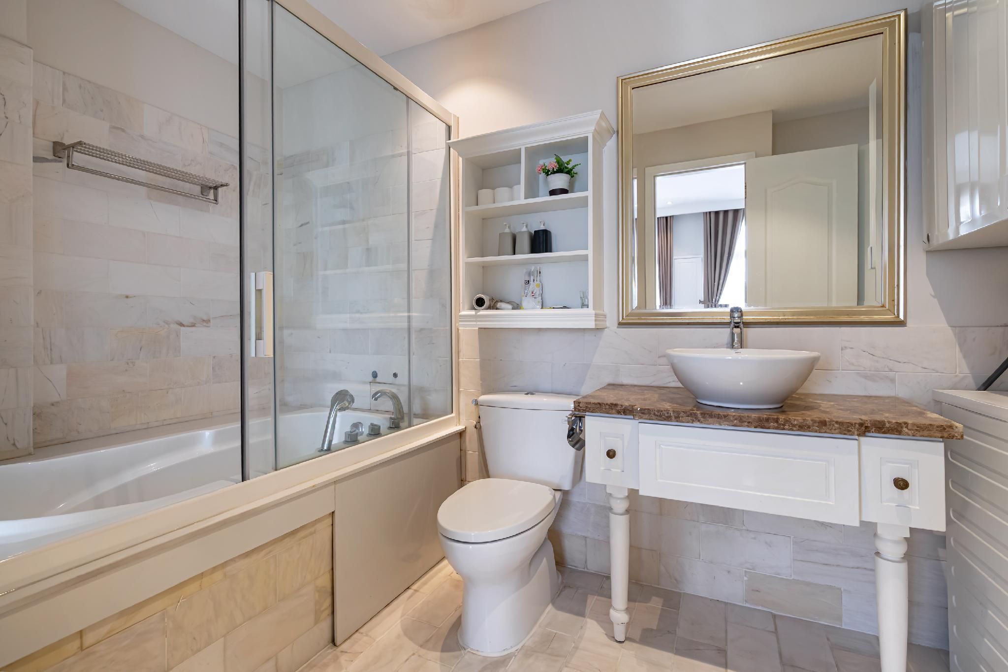 Deluxe One Bedroom Apartment with Balcony