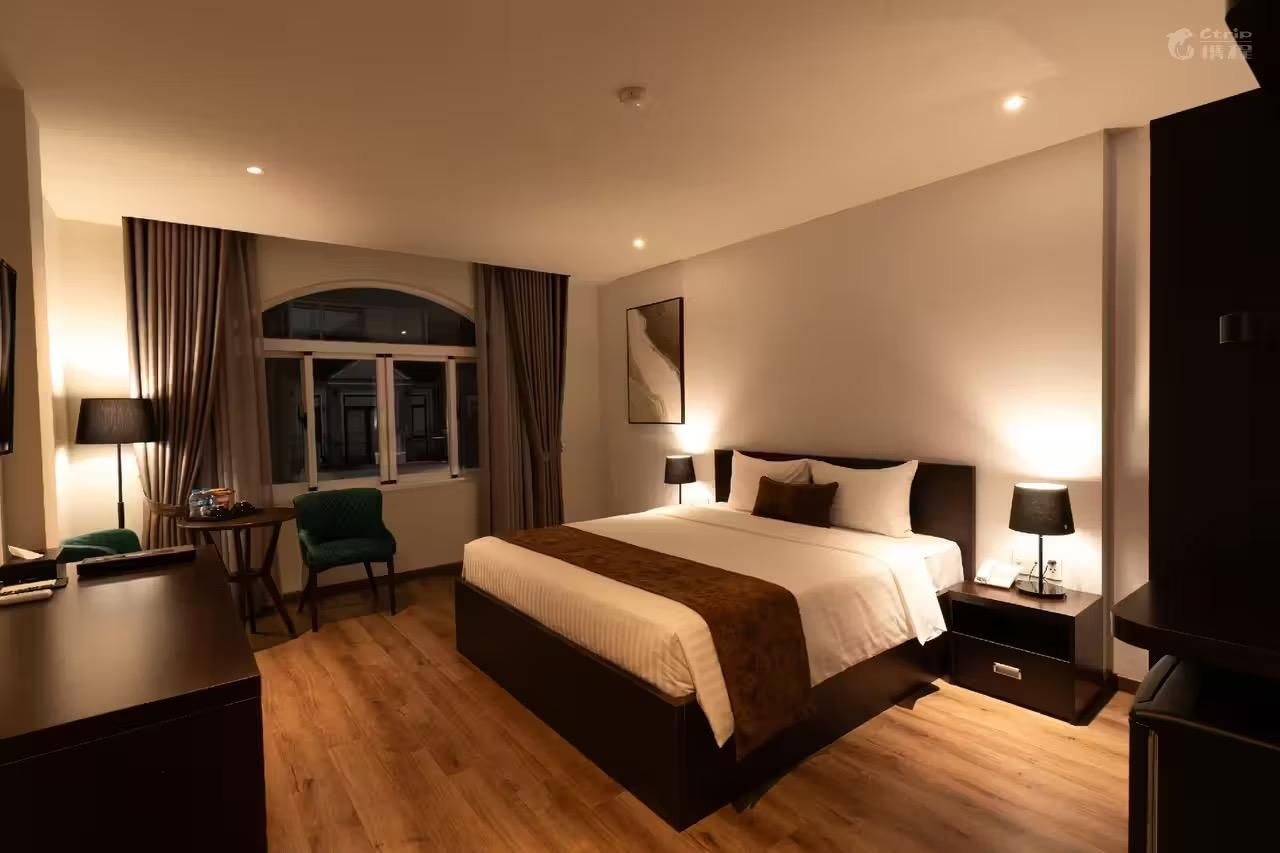 Stand Queen Room