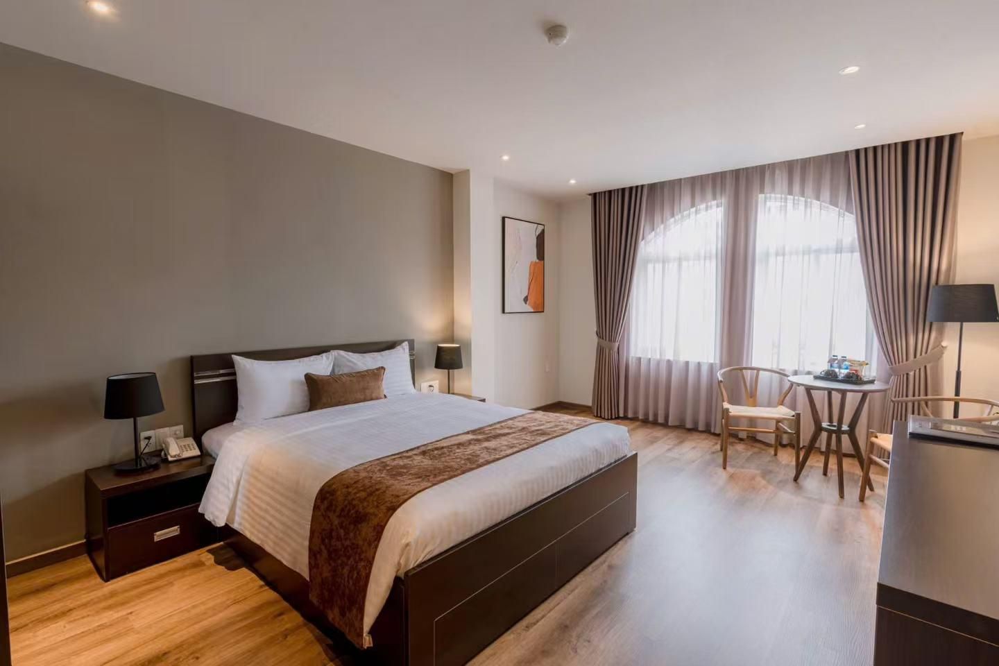 Stand Queen Room
