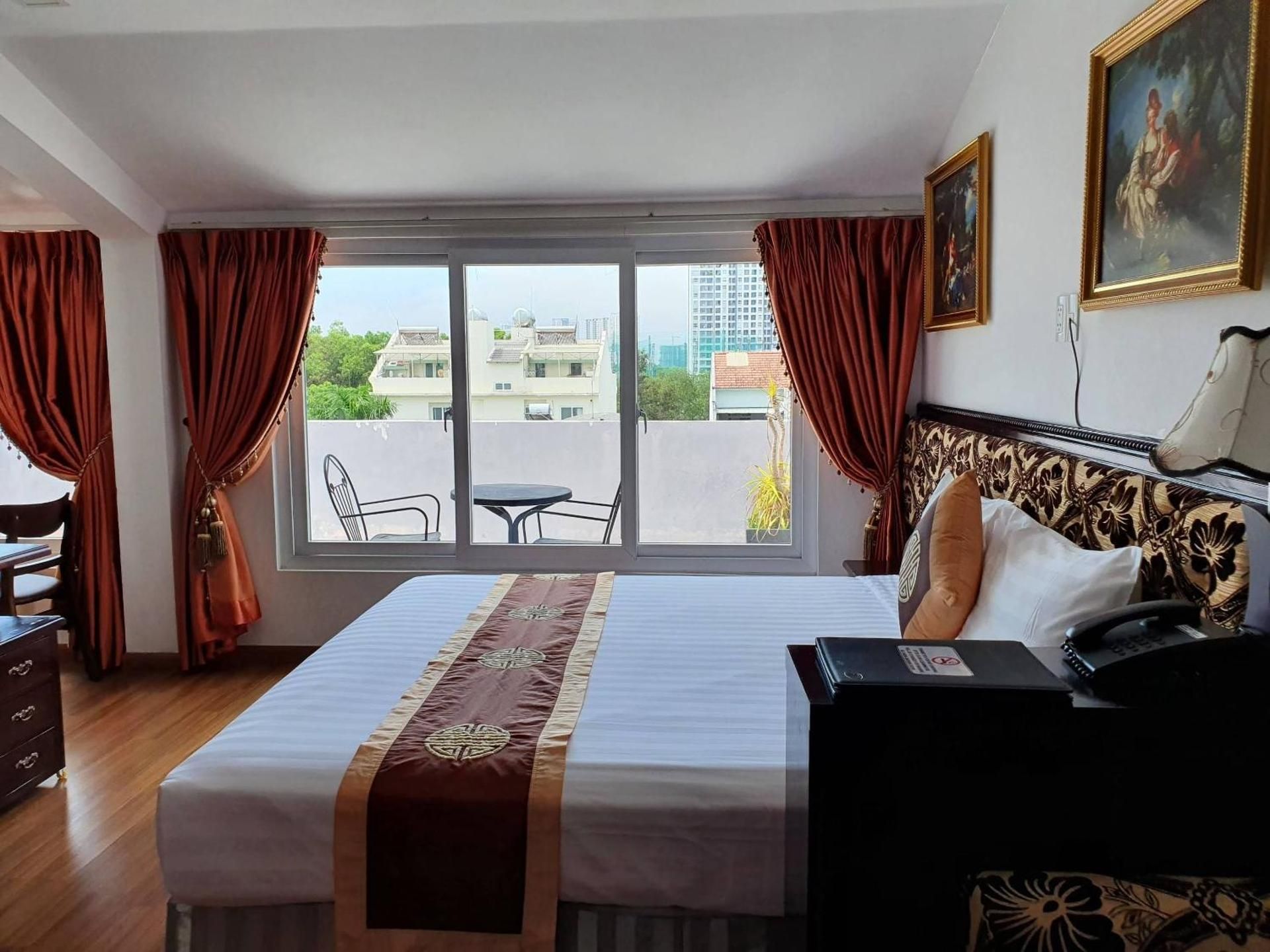 Deluxe One-Bedroom Apartment