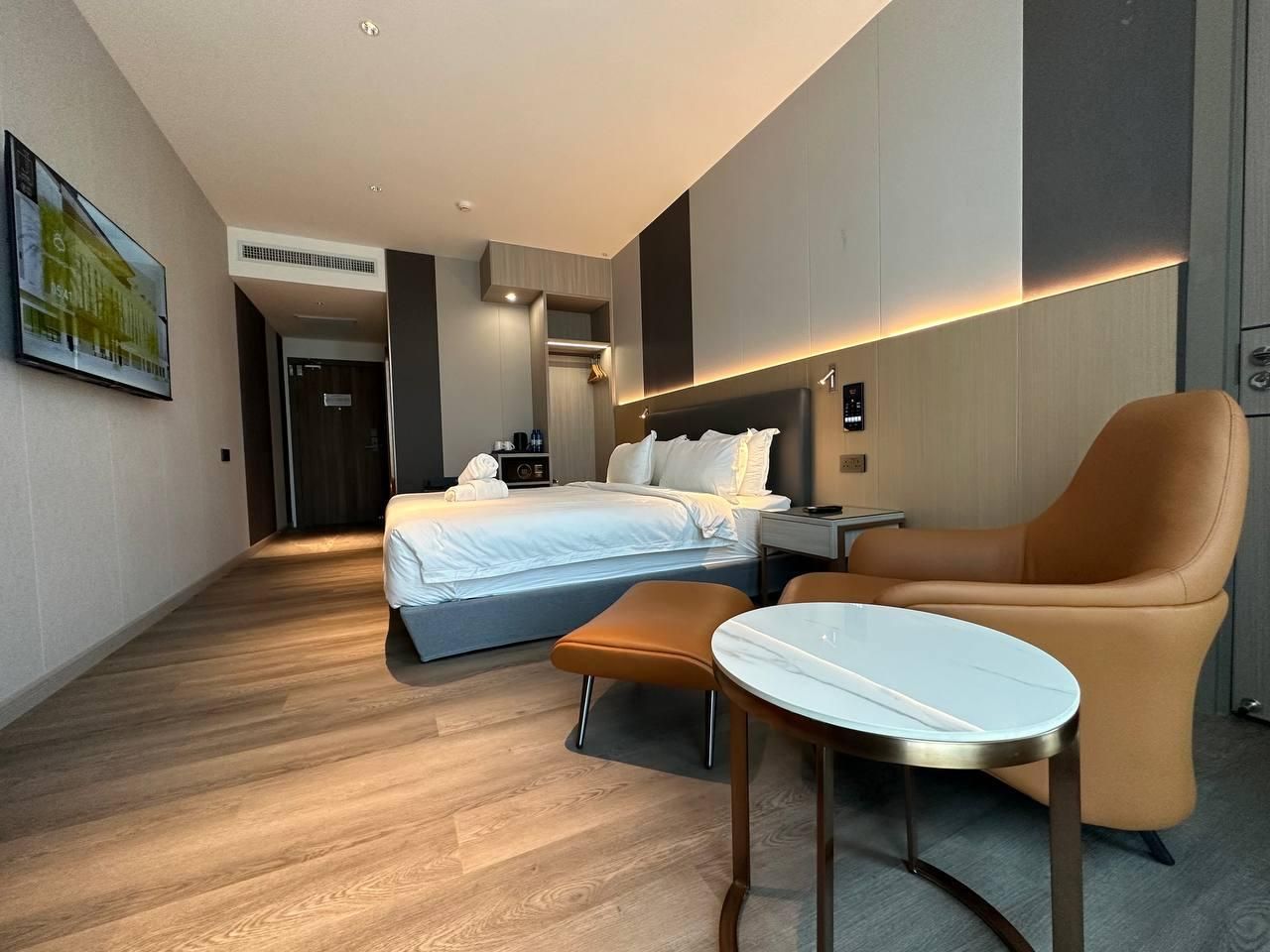 J HOTEL Deluxe King Room - Non-Smoking 2